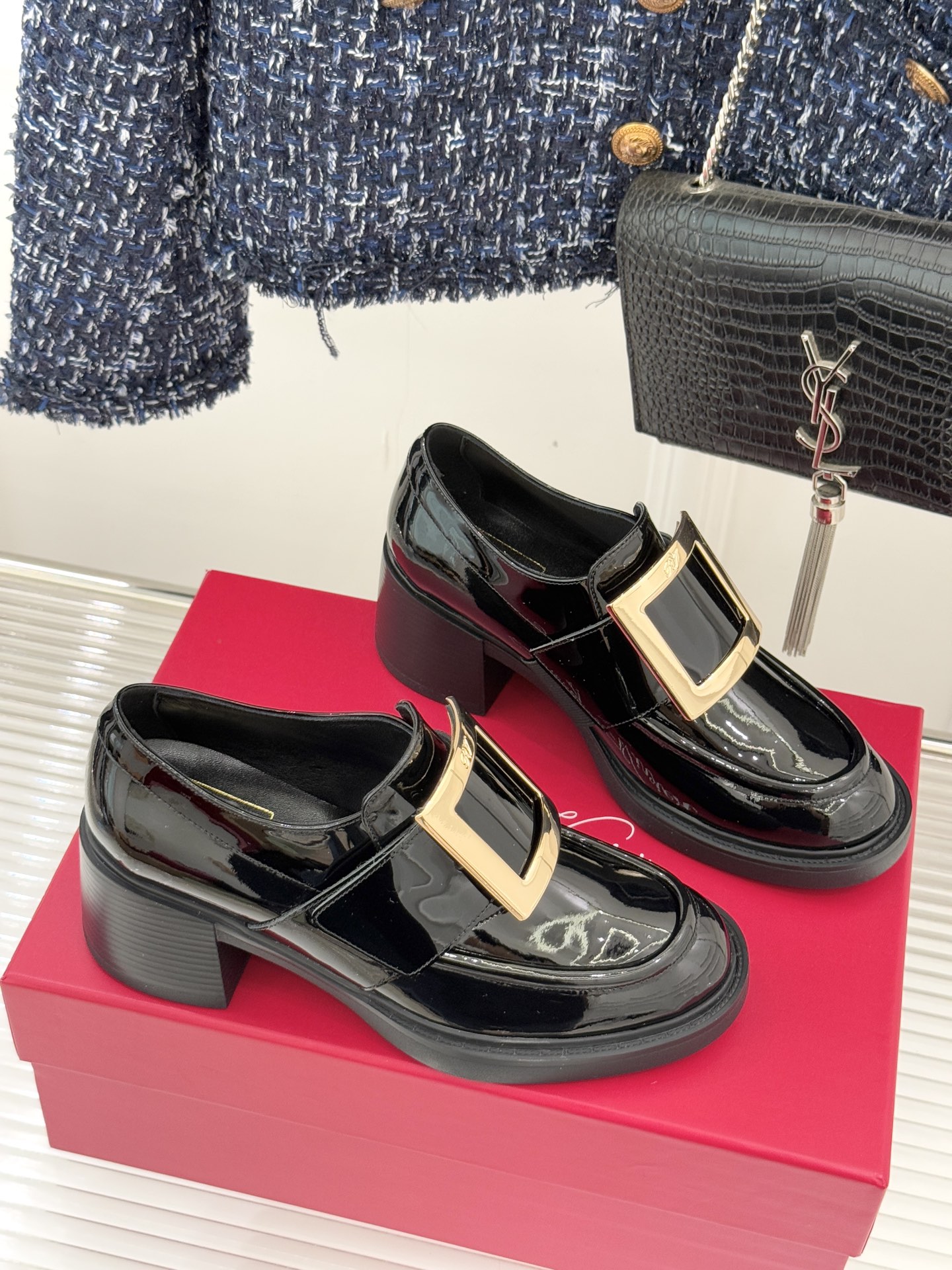 Roger Vivier/ RV25WF新品金属方扣粗跟厚底乐福鞋当半世纪的方扣传奇邂逅现代厚底风潮这款
