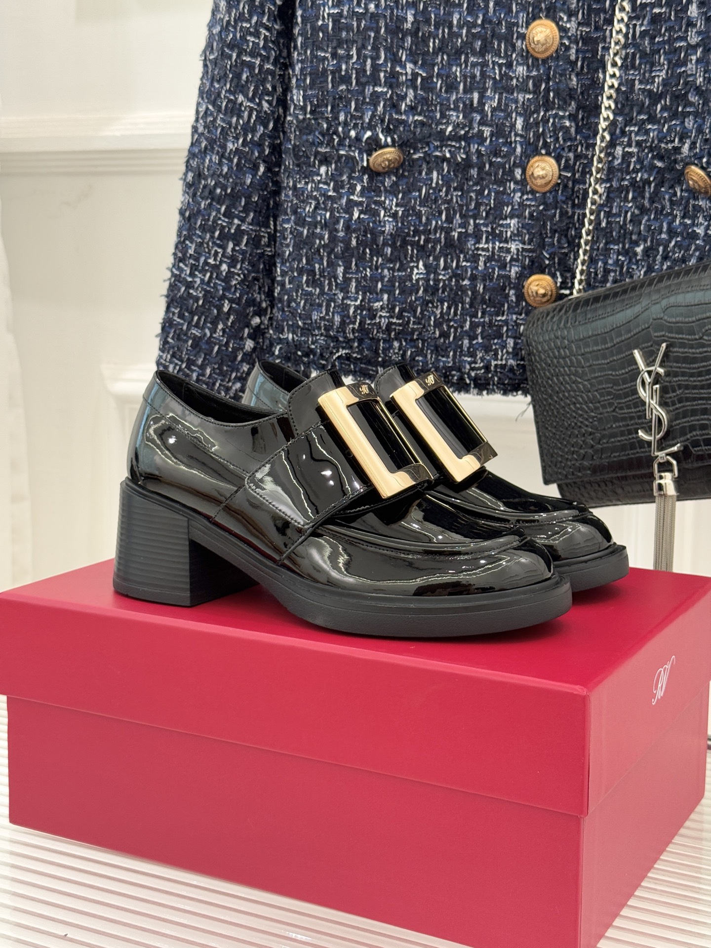 Roger Vivier/ RV25WF新品金属方扣粗跟厚底乐福鞋当半世纪的方扣传奇邂逅现代厚底风潮这款