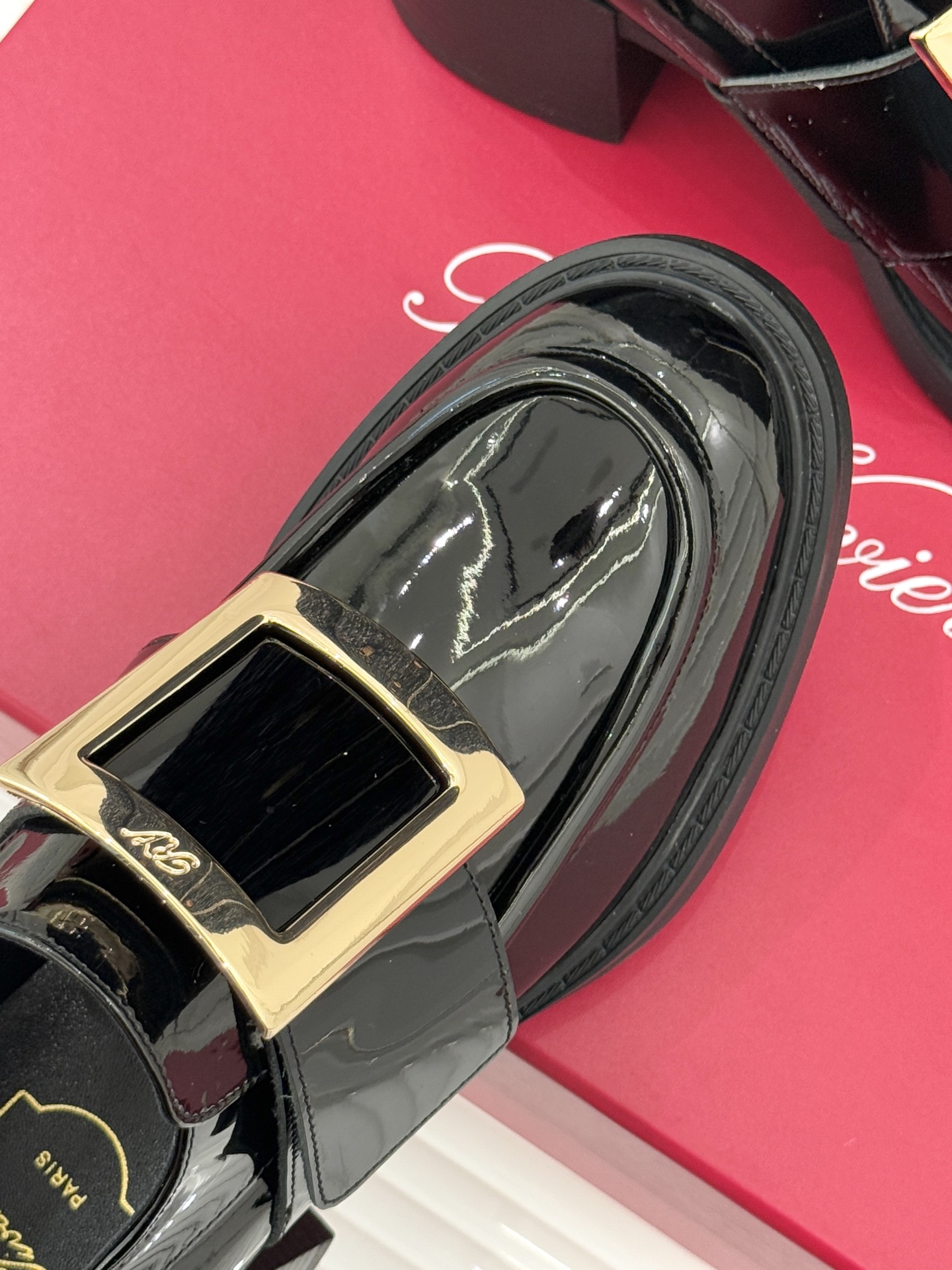 Roger Vivier/ RV25WF新品金属方扣粗跟厚底乐福鞋当半世纪的方扣传奇邂逅现代厚底风潮这款