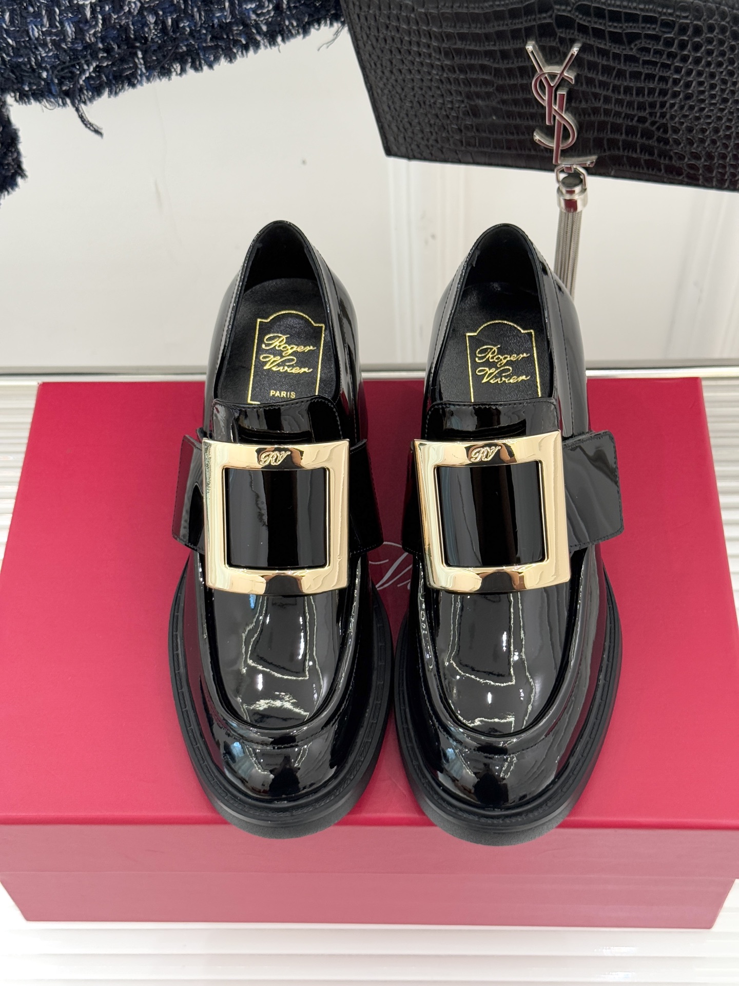 Roger Vivier/ RV25WF新品金属方扣粗跟厚底乐福鞋当半世纪的方扣传奇邂逅现代厚底风潮这款