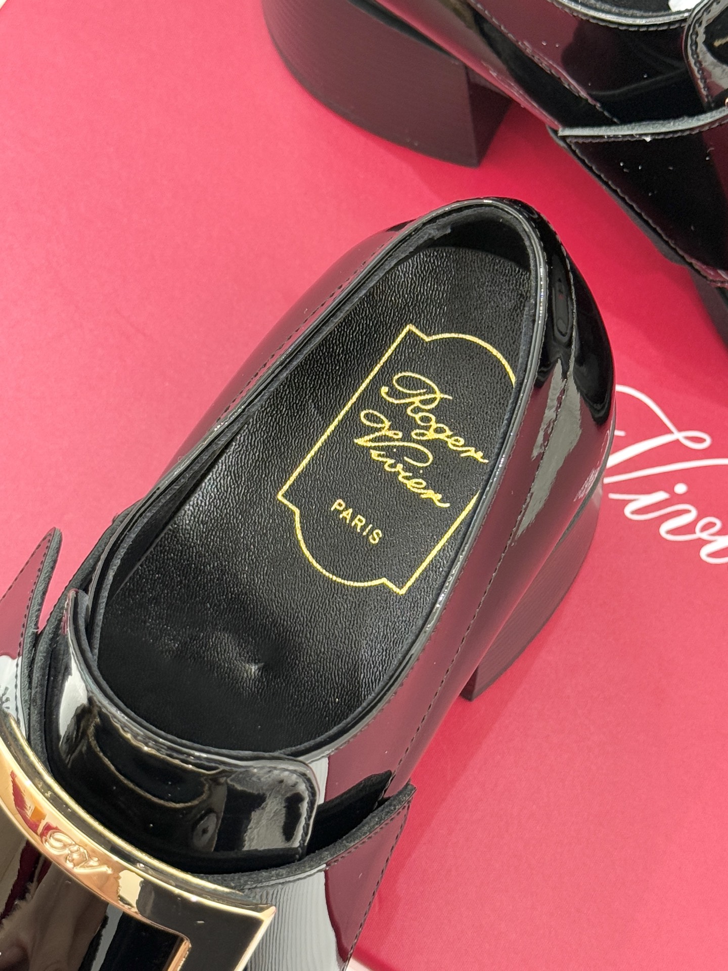 Roger Vivier/ RV25WF新品金属方扣粗跟厚底乐福鞋当半世纪的方扣传奇邂逅现代厚底风潮这款