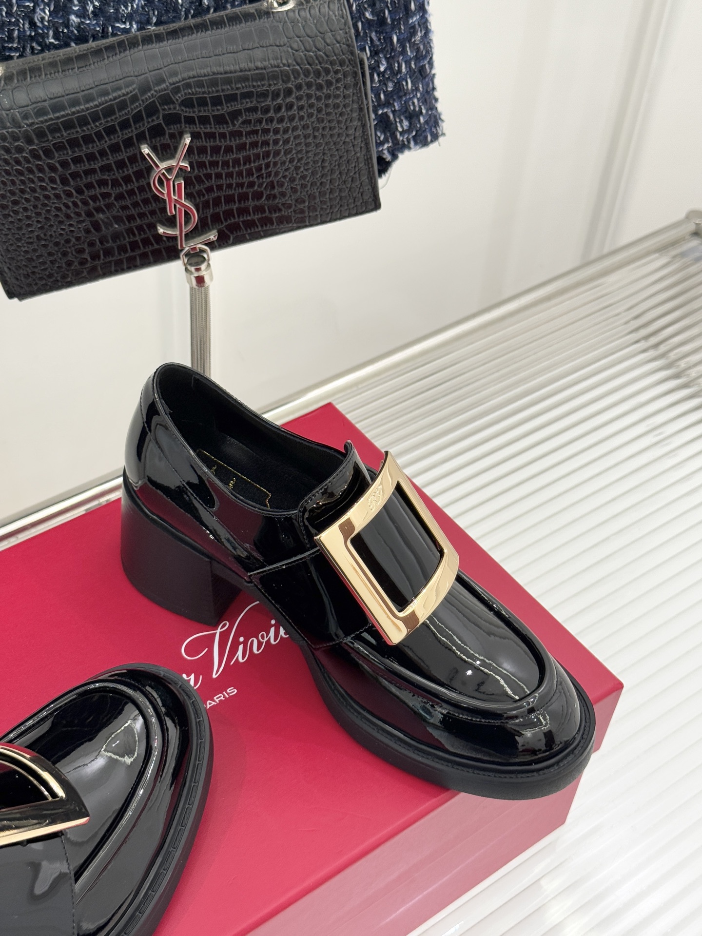 Roger Vivier/ RV25WF新品金属方扣粗跟厚底乐福鞋当半世纪的方扣传奇邂逅现代厚底风潮这款