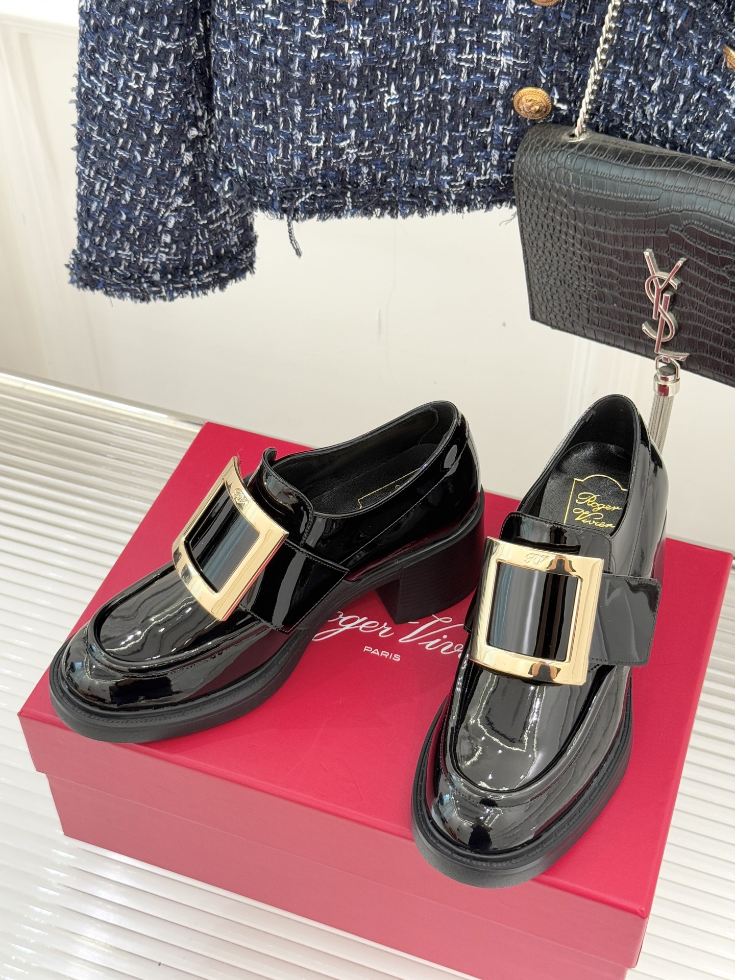 Roger Vivier/ RV25WF新品金属方扣粗跟厚底乐福鞋当半世纪的方扣传奇邂逅现代厚底风潮这款