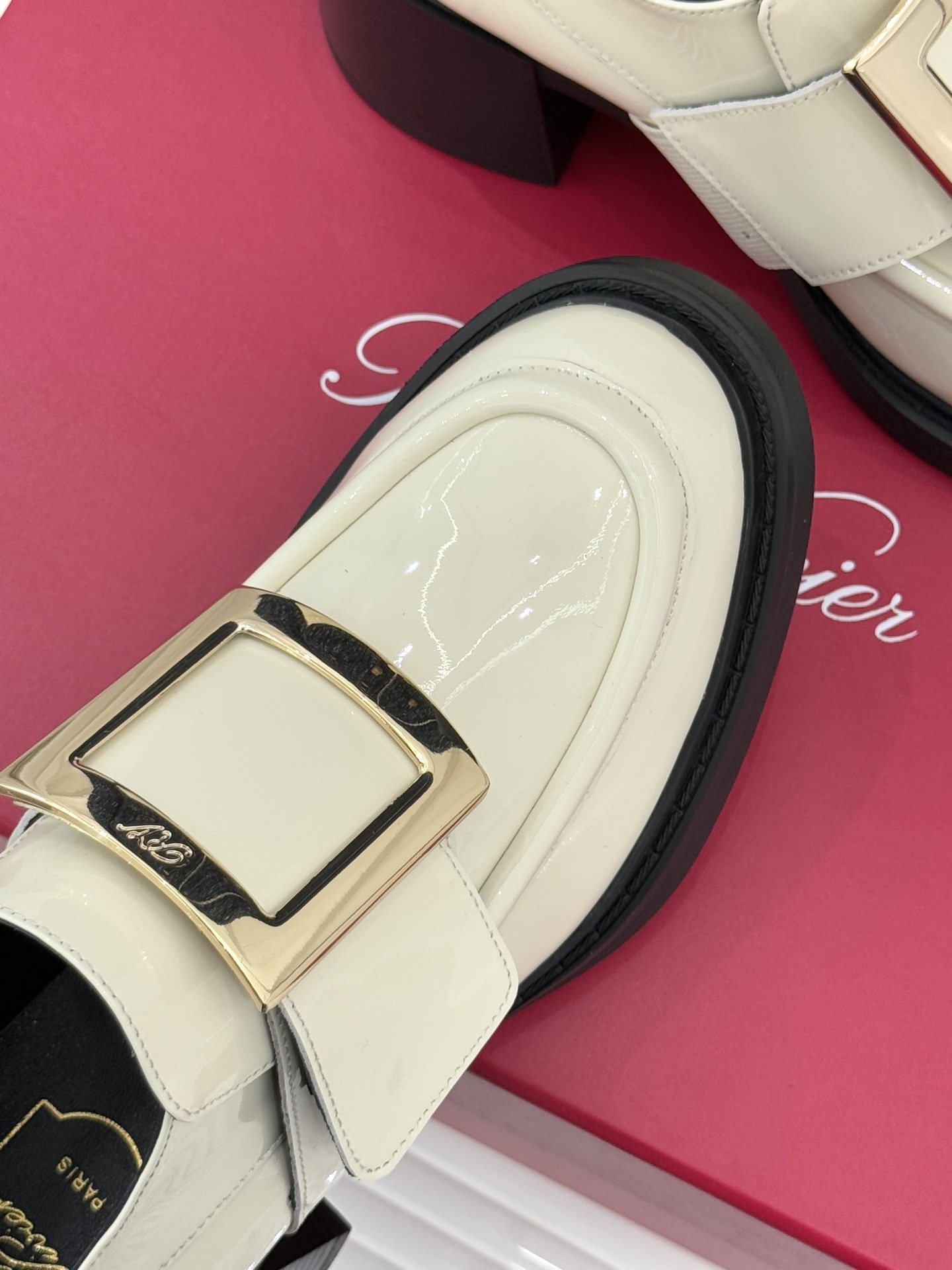 Roger Vivier/ RV25WF新品金属方扣粗跟厚底乐福鞋当半世纪的方扣传奇邂逅现代厚底风潮这款