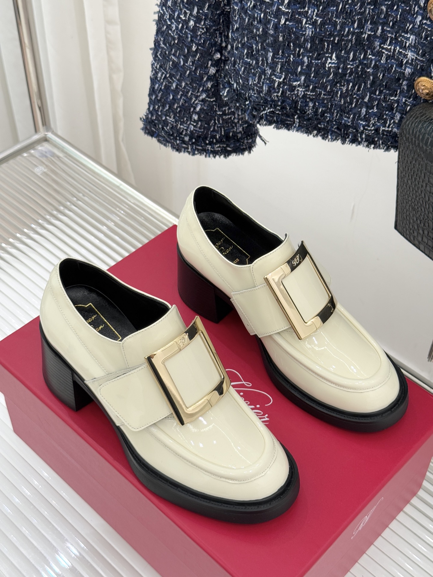 Roger Vivier/ RV25WF新品金属方扣粗跟厚底乐福鞋当半世纪的方扣传奇邂逅现代厚底风潮这款