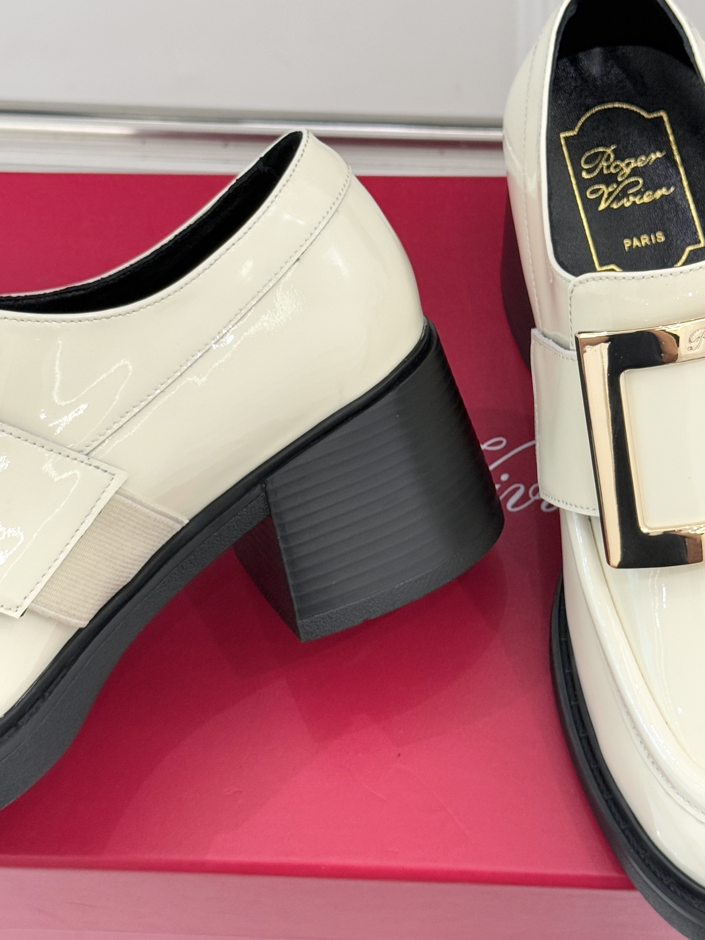 Roger Vivier/ RV25WF新品金属方扣粗跟厚底乐福鞋当半世纪的方扣传奇邂逅现代厚底风潮这款