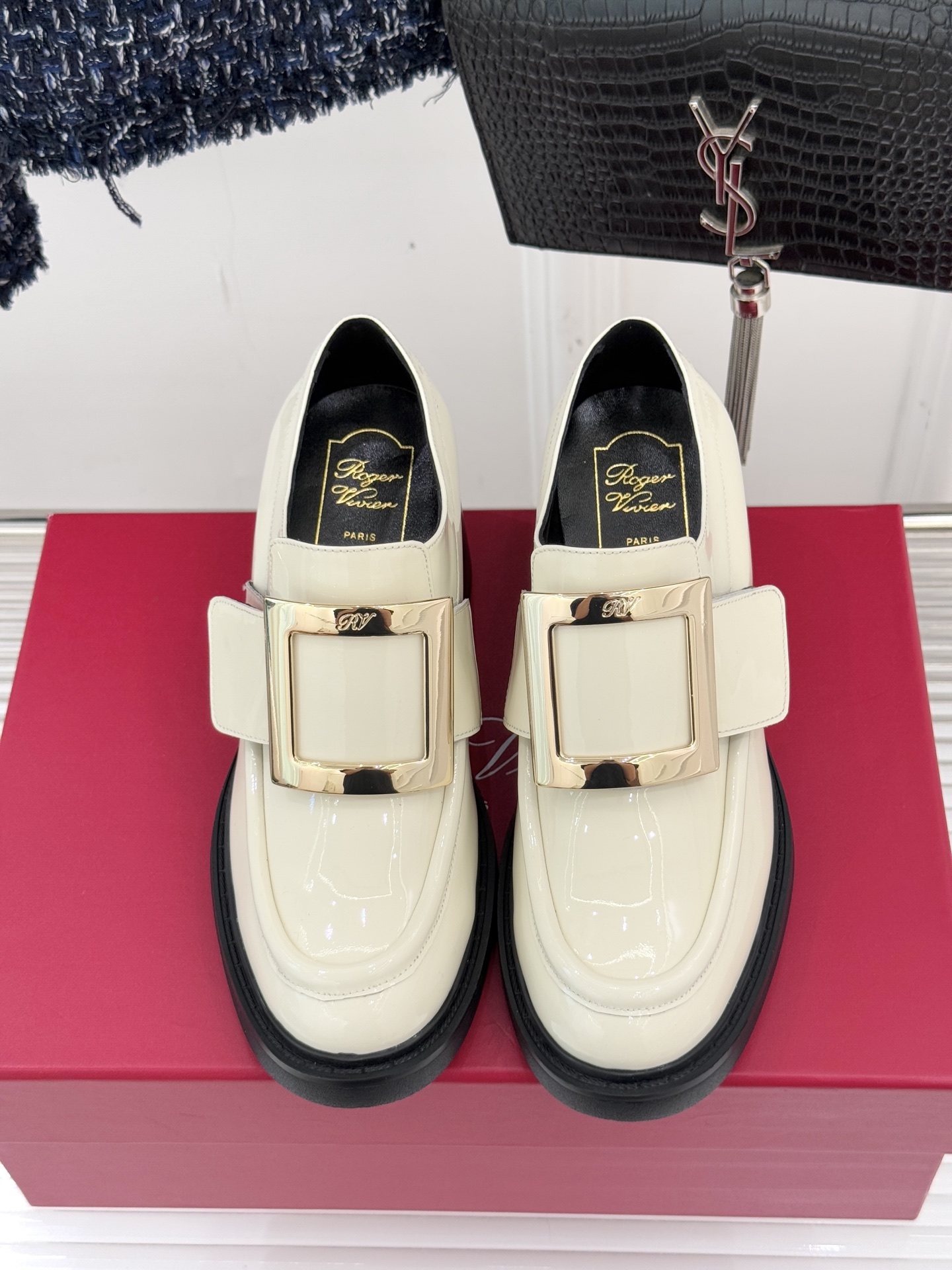 Roger Vivier/ RV25WF新品金属方扣粗跟厚底乐福鞋当半世纪的方扣传奇邂逅现代厚底风潮这款