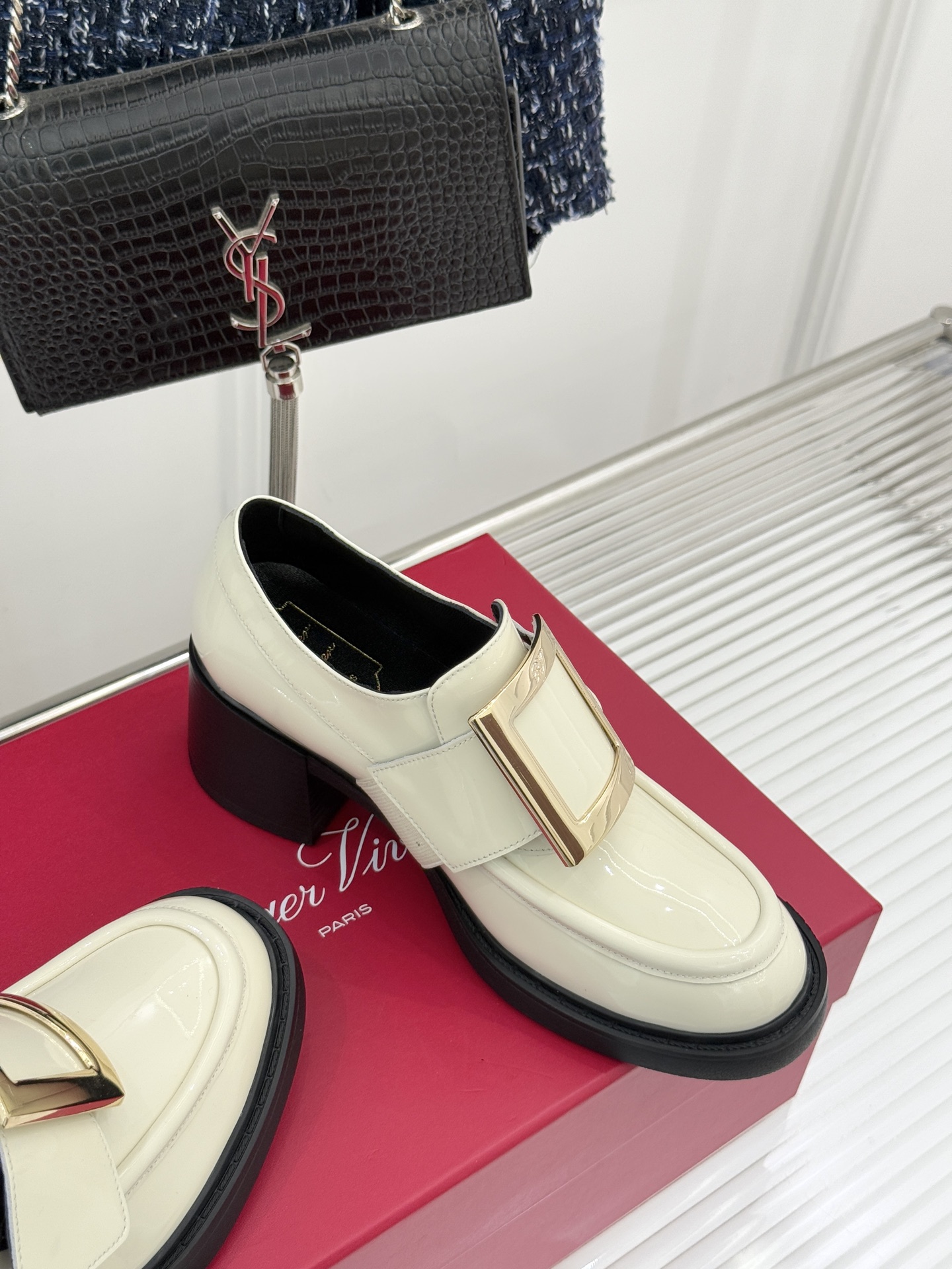 Roger Vivier/ RV25WF新品金属方扣粗跟厚底乐福鞋当半世纪的方扣传奇邂逅现代厚底风潮这款