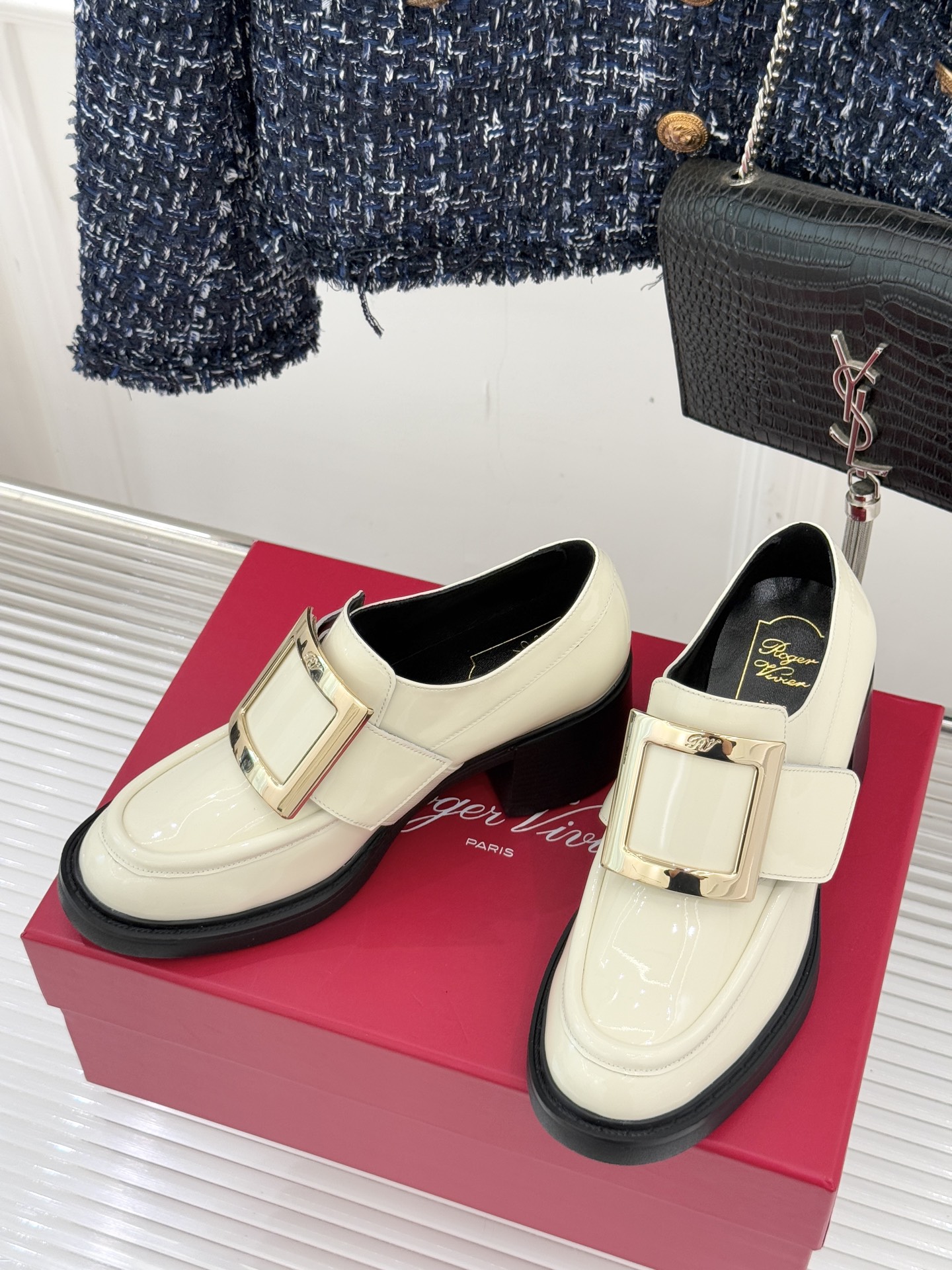 Roger Vivier/ RV25WF新品金属方扣粗跟厚底乐福鞋当半世纪的方扣传奇邂逅现代厚底风潮这款