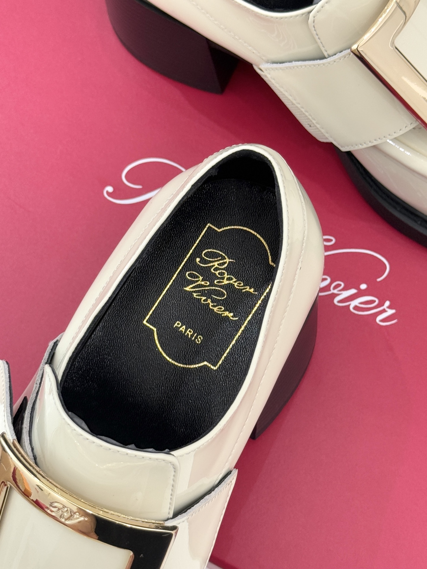 Roger Vivier/ RV25WF新品金属方扣粗跟厚底乐福鞋当半世纪的方扣传奇邂逅现代厚底风潮这款