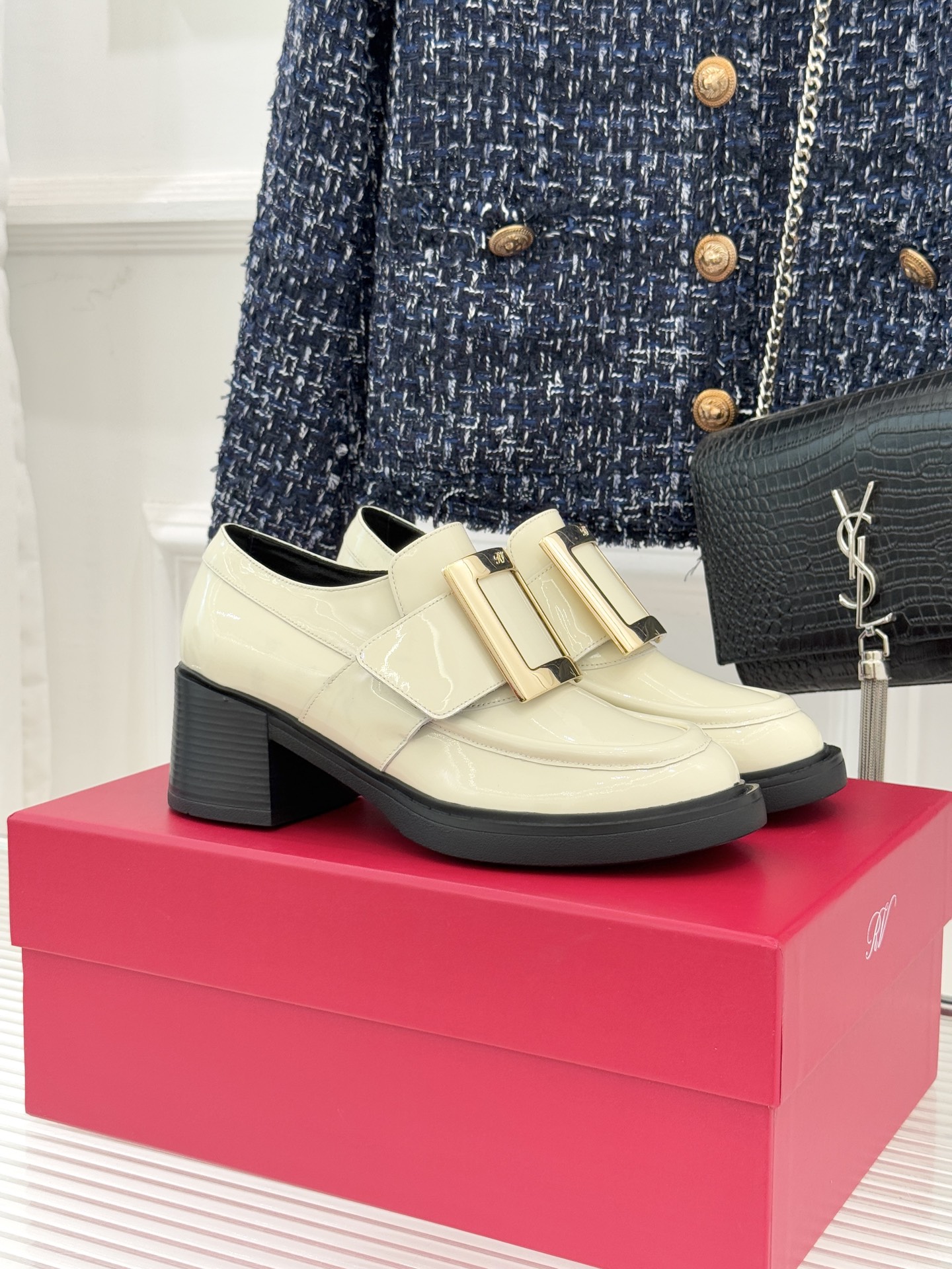 NO:616010,Roger Vivier/ RV25WF new metal square buckle thick-soled loafers. When half a century of square buckle legend meets the modern thick-soled trend, these loafers reshape daily style with iconic aesthetics. The metal square buckle inherited by the brand is embellished on the toe. The neat lines are not only a tribute to the classic design of 1965, but also a contemporary continuation of the elegant gene of Queen Elizabeth. The thick-heeled thick sole design hides ingenuity and quietly lengthens the leg line.  Paired with a sturdy block heel and rubber outsole, every step is steady and calm. It can be called the perfect balance of elegance and comfort. From tailored suits in the workplace to denim jackets on weekends, from autumn skirts to winter coats, they can be seamlessly adapted to easily switch between smart and lazy styles. This pair of loafers favored by celebrities is not only a shoe item, but also an elegant symbol of walking. The luster of the metal square buckle lights up every daily scene. The fabric is made of imported calf patent leather.  The lining and toes are made of mixed sheepskin, original molded custom-made non-slip outsole, size 35-39 (customized 40/41), loafers, roger vivier, loafers, skirts, jackets & coats, business suit, sheepskin19860909Roger Vivier/ RV25WF新品金属方扣 粗跟厚底乐福鞋 当半世纪的方扣传奇邂逅现代厚底风潮 这款乐福鞋以标志性美学重塑日常格调. 品牌传承至今的金属方扣缀于鞋头 线条利落既是对1965年经典设计的致敬 更是伊丽莎白女王同款优雅基因的当代延续. 粗跟厚底设计暗藏巧思 悄悄拉长腿部线条的同时 搭配稳固粗跟与橡胶外底, 让每一步都稳健从容 堪称优雅与舒适的完美平衡 . 从职场的精裁西装到周末的牛仔夹克, 从秋日裙到冬日的大衣 都能无缝适配 轻松切换干练与慵懒风格 . 这双备受明星青睐的乐福鞋, 不止是鞋履单品,更是行走的优雅符号 让金属方扣的光泽 点亮每一个日常场景. 面料采用进口小牛漆皮 内里踮脚均为混种羊皮 原版开模定制防滑大底 size35-39（40/41定制）,乐福鞋,roger vivier,loafers,skirts,jackets & coats,business suit,sheepskin,Women's Shoes