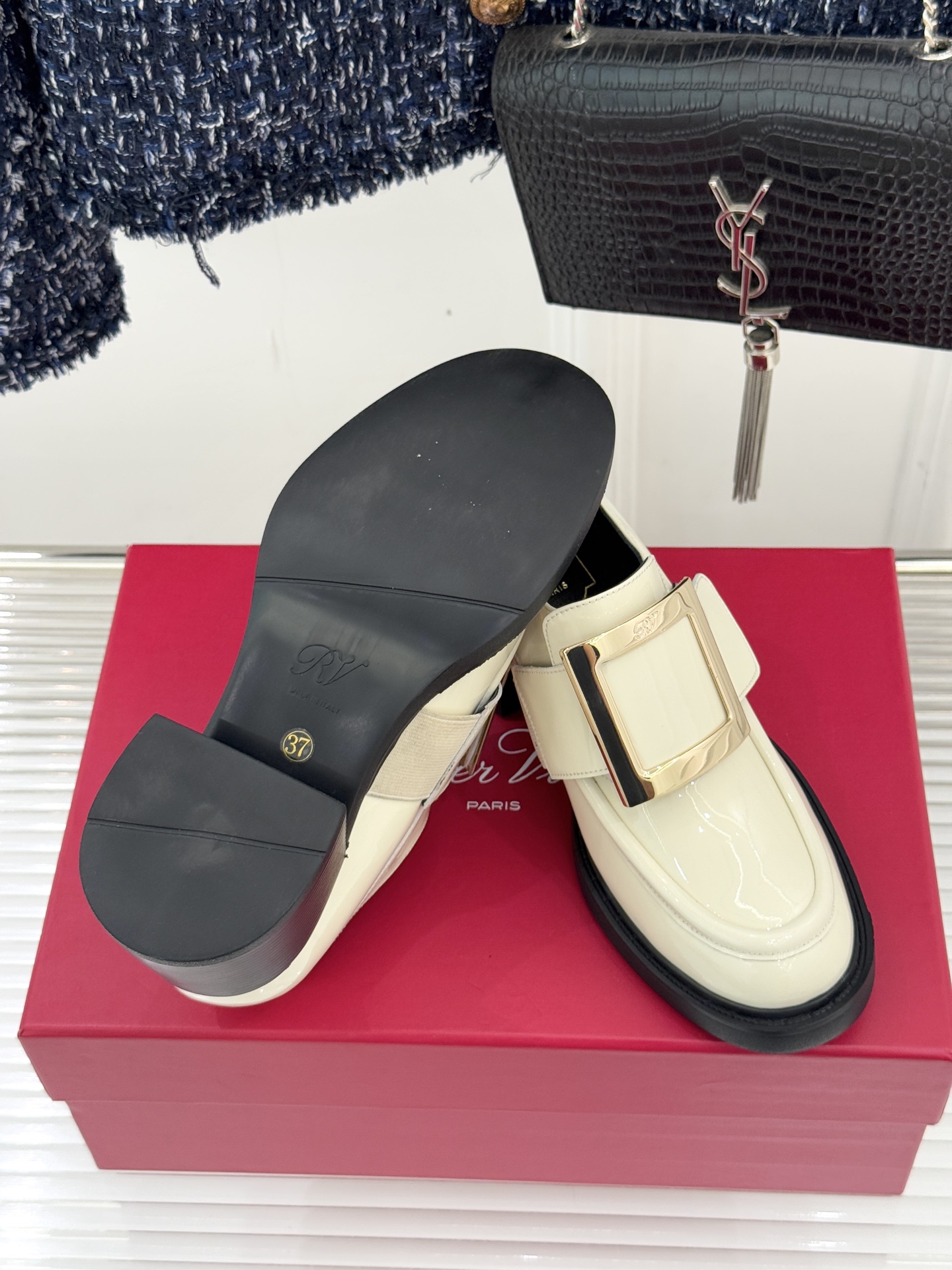 Roger Vivier/ RV25WF新品金属方扣粗跟厚底乐福鞋当半世纪的方扣传奇邂逅现代厚底风潮这款