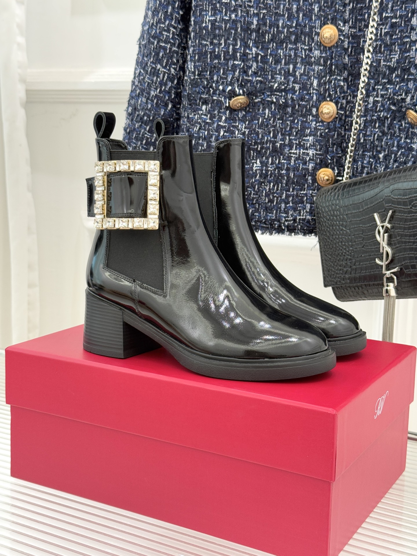 NO:616013,Roger vivor | RV25WF new rhinestone square buckle thick heel Chelsea boots. When French classics meet the neat silhouette of Chelsea boots, this boot reshapes the in-foot style with iconic aesthetics. The brand's half-century-old square buckle is studded with sparkling rhinestones, which shine in the light. Each one hides the exquisite craftsmanship of Italian craftsmanship. It is not only a tribute to the 1965 classic design, but also a vivid comment on contemporary luxury. The side elastic design fits the ankle curve.  It is convenient to put on and take off, and can modify the shape of the legs, making it easy for fat calves to manage. The thick heel of about 5 cm is stable and easy to walk, and there is no burden even if you walk for a long time. The combination of leather lining and rubber soles hides comfort and texture in every step. The patent leather upper has a high-gloss texture. The cold and hard boot shape and bright rhinestones form a wonderful balance. From tailored trousers in the workplace to elegant dresses for dates, from autumn windbreakers to winter coats  They are all versatile tools. size35-39 (40/41 customized), loafers, roger vivor, loafers, boots, skirts19860909Roger vivier | RV25WF新品水钻方扣 粗跟切尔西靴 当法式经典邂逅切尔西靴的利落廓形 这款靴子以标志性美学重塑足间格调 品牌传承半世纪的方形饰扣缀满闪耀水钻 在光线下流转细碎光泽bingbing 每一颗都藏着意大利工艺的精雕细琢 既是对1965年经典设计的致敬 更是当代奢华的鲜活注解. 侧边弹力设计贴合脚踝曲线 穿脱间尽显便捷,更能修饰腿型 让微胖小腿也能轻松驾驭. 约5厘米的粗跟稳固好走 即便长时间行走也无负担 皮革衬里与橡胶鞋底的搭配 将舒适与质感藏进每一步. 漆皮鞋面自带高光质感 冷硬靴型与璀璨水钻形成奇妙平衡 从职场的精裁裤到约会的飘逸连衣裙 从秋日风衣到冬日大衣 都是百搭利器. size35-39（40/41定制）,乐福鞋,roger vivier,loafers,boots,skirts,Women's Shoes