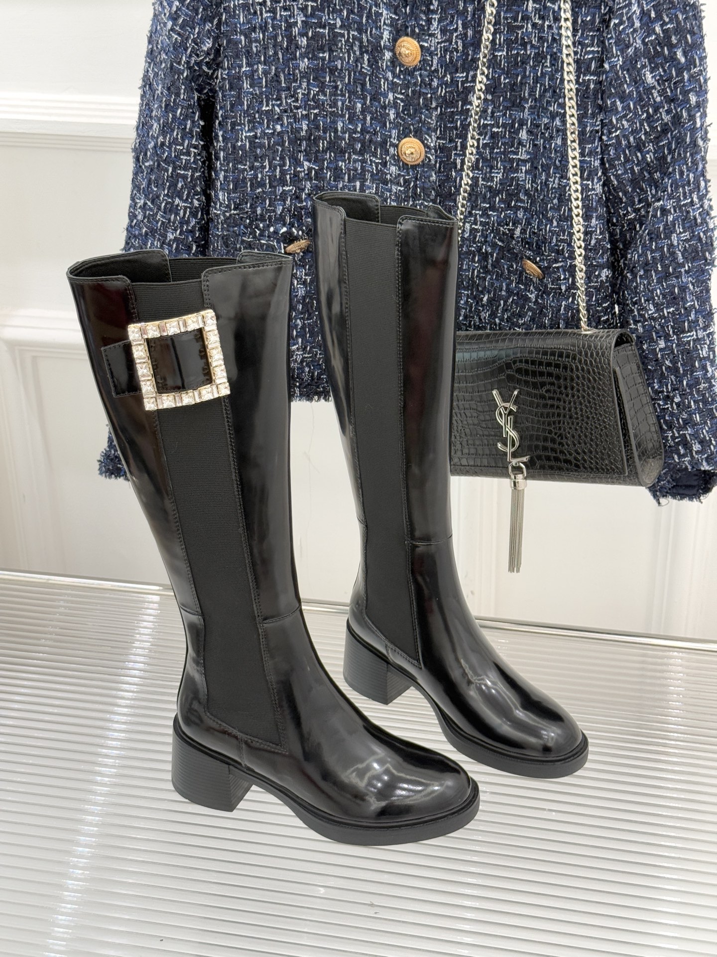 Roger vivier | RV25WF新品水钻方扣粗跟切尔西靴当法式经典邂逅切尔西靴的利落廓形这款靴