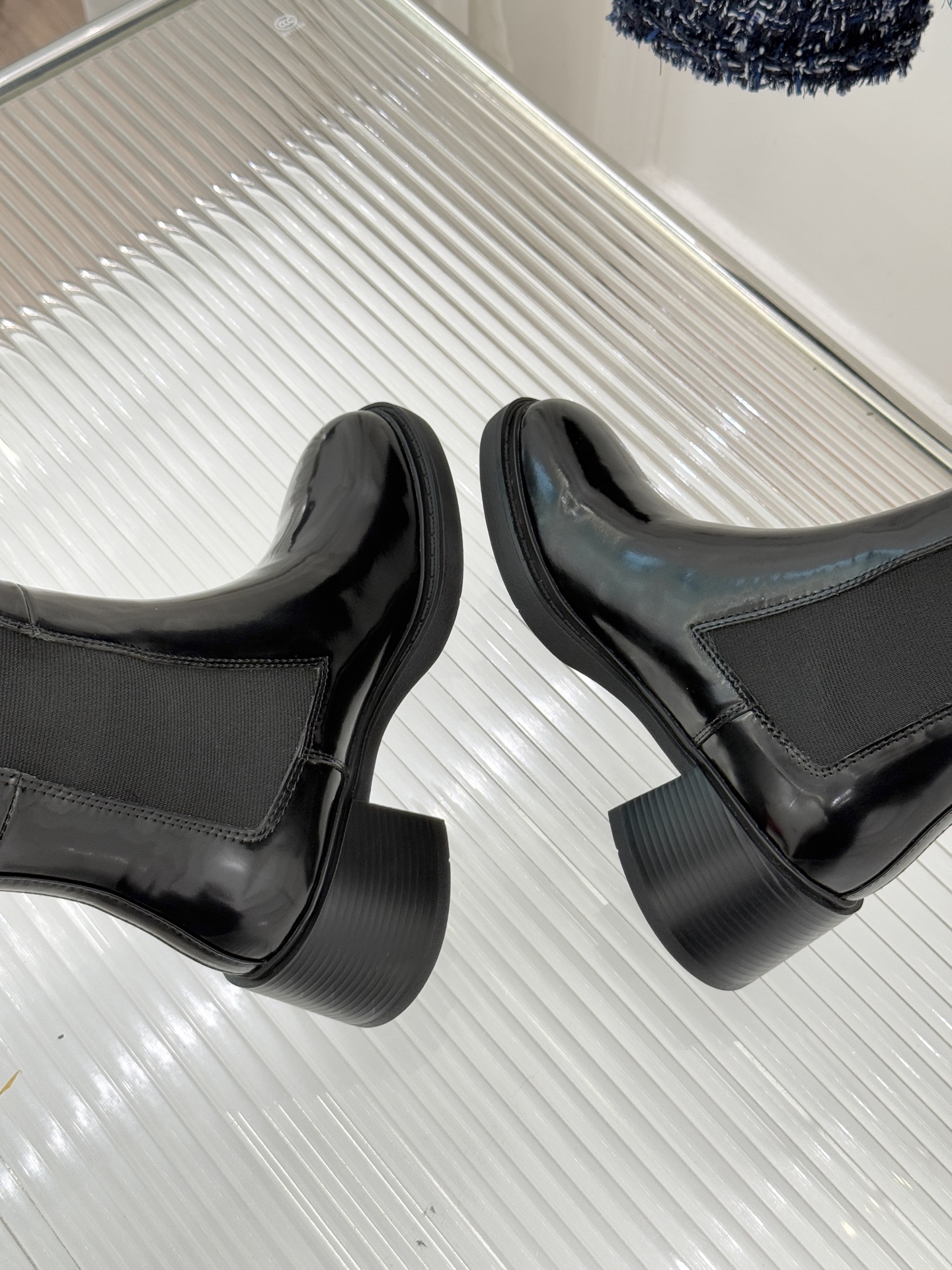 Roger vivier | RV25WF新品水钻方扣粗跟切尔西靴当法式经典邂逅切尔西靴的利落廓形这款靴