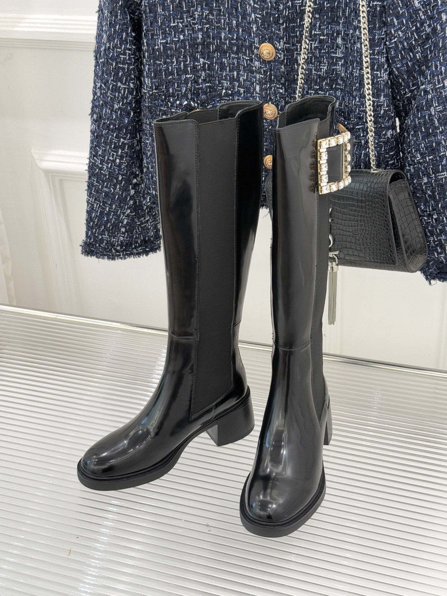 Roger vivier | RV25WF新品水钻方扣粗跟切尔西靴当法式经典邂逅切尔西靴的利落廓形这款靴