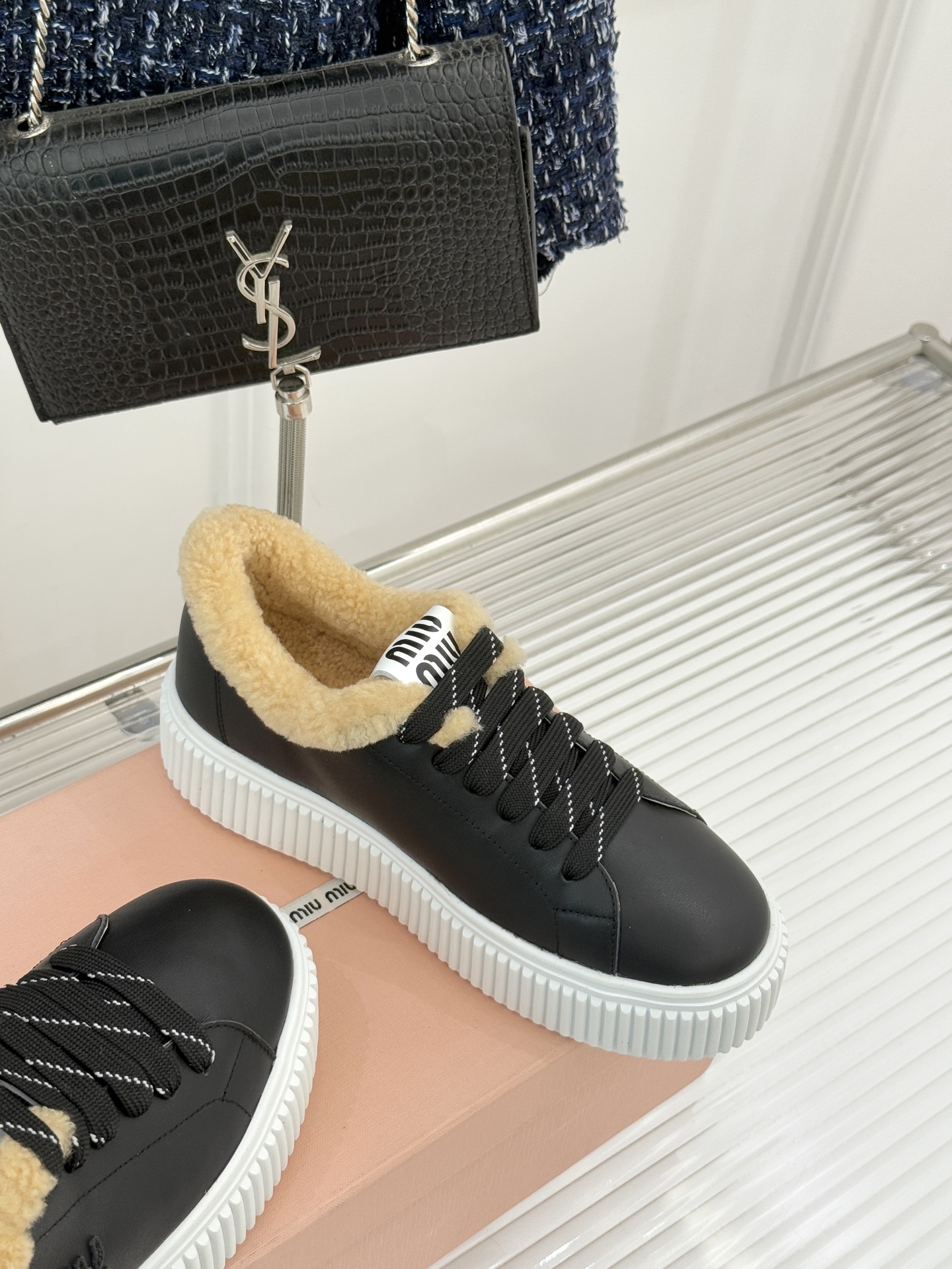 Miu Miu/缪缪25WF新品羊毛休闲厚底饼干鞋 当羊毛的暖糯邂逅饼干鞋的复古基因这双饼干鞋鞋便成了甜