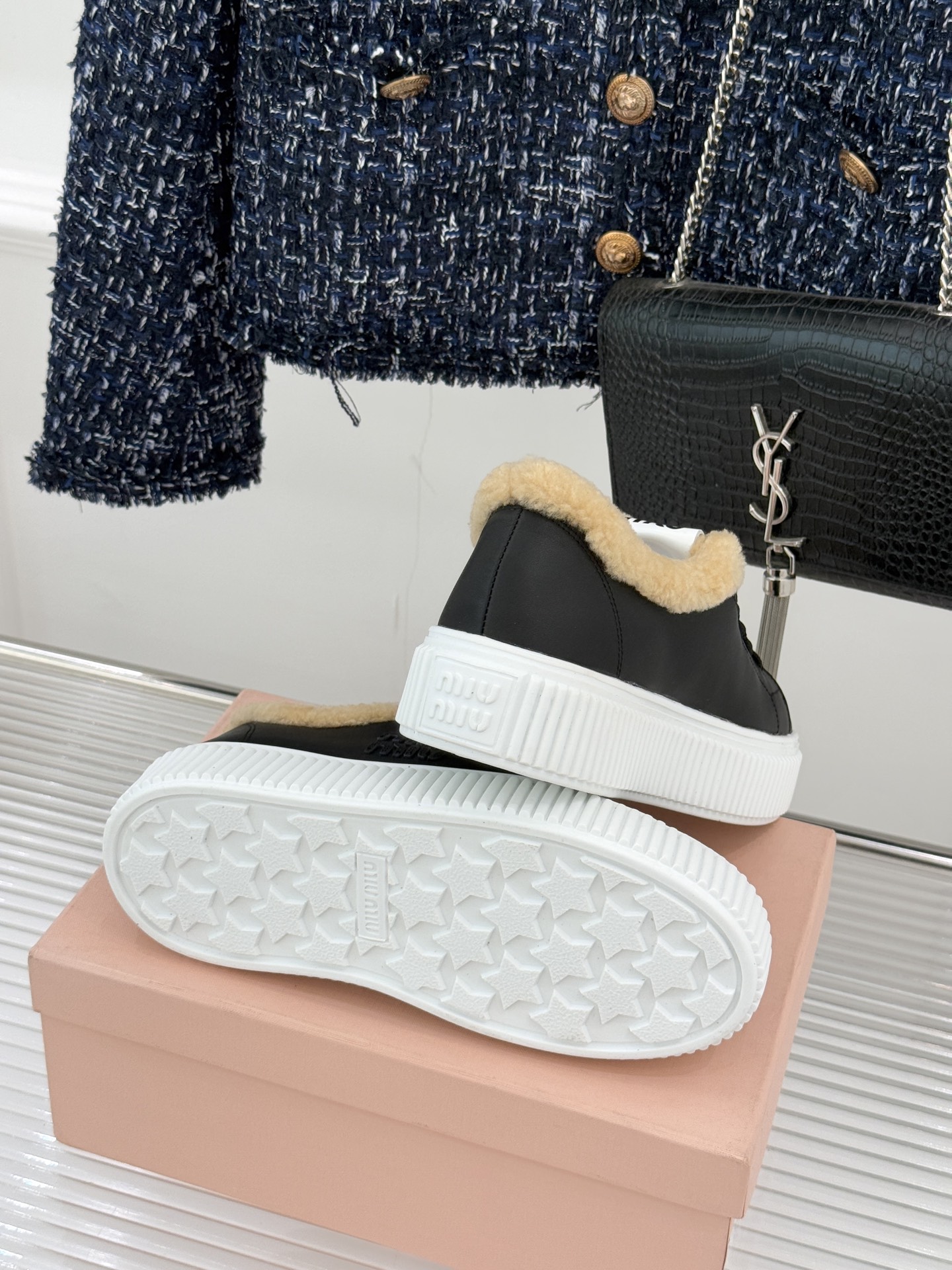 Miu Miu/缪缪25WF新品羊毛休闲厚底饼干鞋 当羊毛的暖糯邂逅饼干鞋的复古基因这双饼干鞋鞋便成了甜