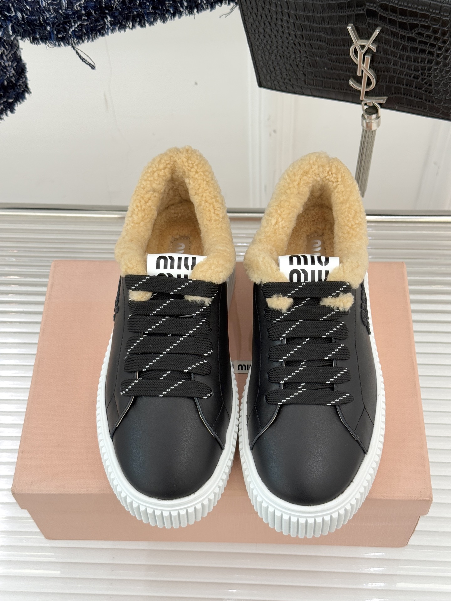 Miu Miu/缪缪25WF新品羊毛休闲厚底饼干鞋 当羊毛的暖糯邂逅饼干鞋的复古基因这双饼干鞋鞋便成了甜