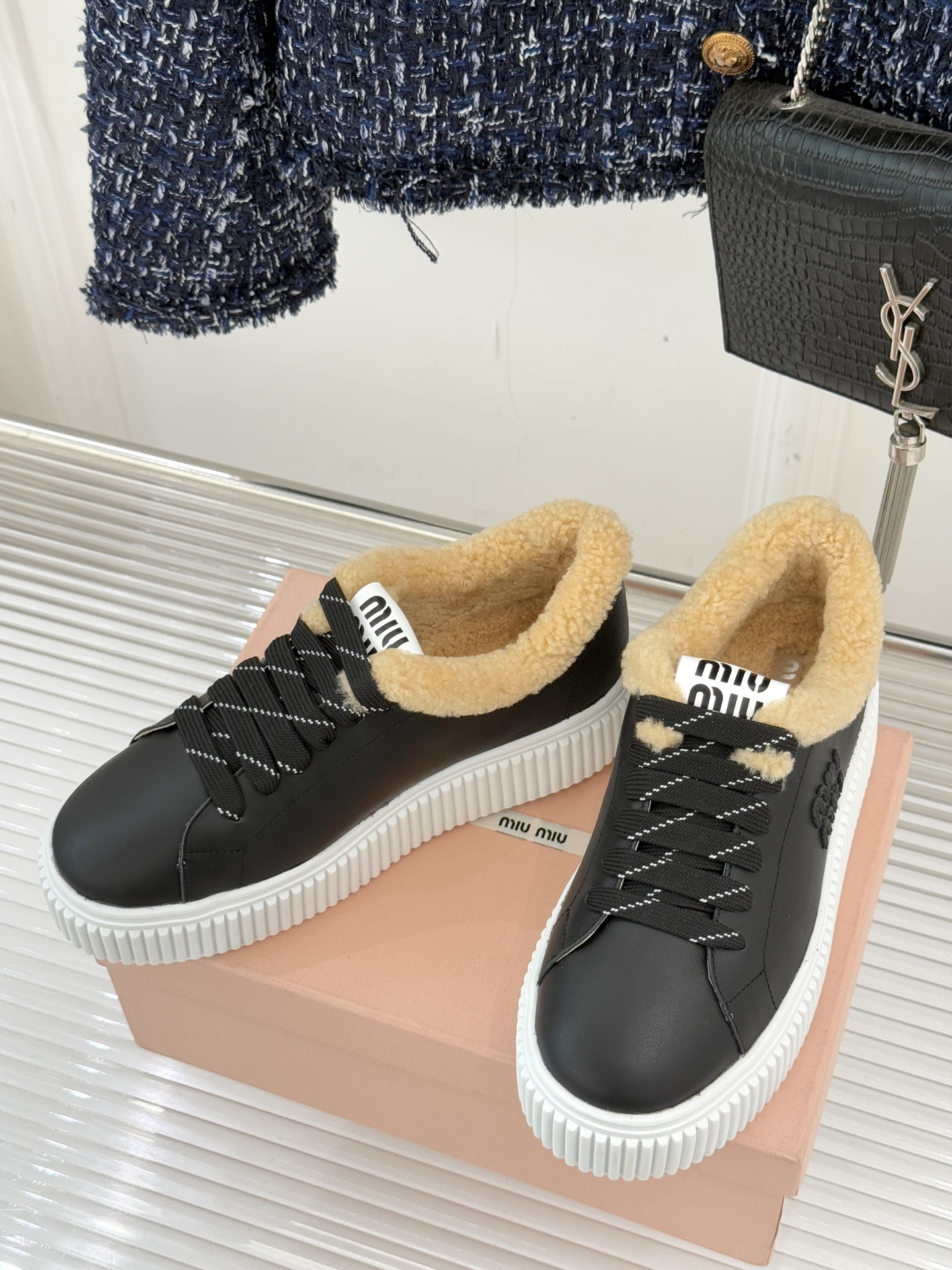 Miu Miu/缪缪25WF新品羊毛休闲厚底饼干鞋 当羊毛的暖糯邂逅饼干鞋的复古基因这双饼干鞋鞋便成了甜
