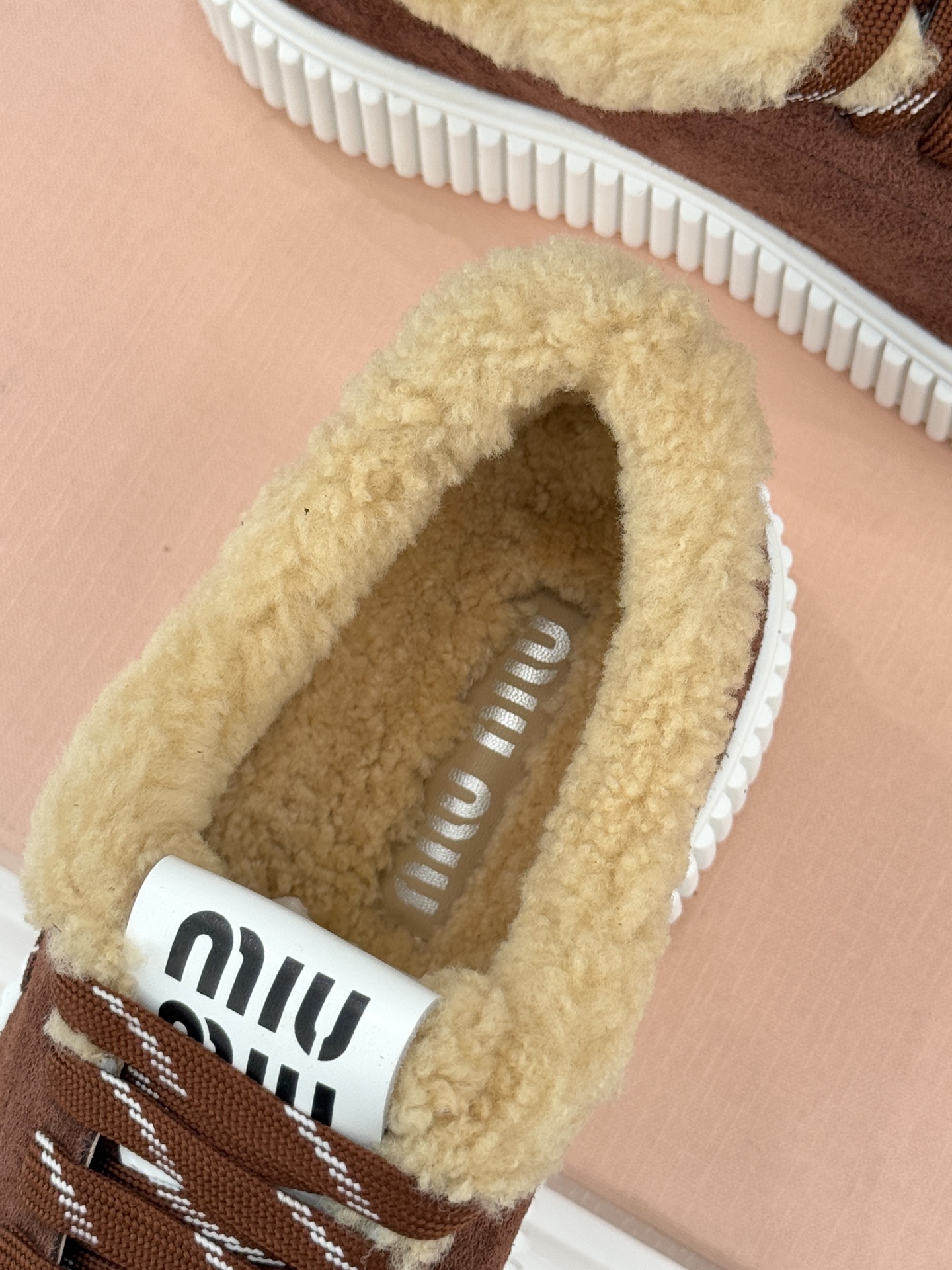 Miu Miu/缪缪25WF新品羊毛休闲厚底饼干鞋 当羊毛的暖糯邂逅饼干鞋的复古基因这双饼干鞋鞋便成了甜