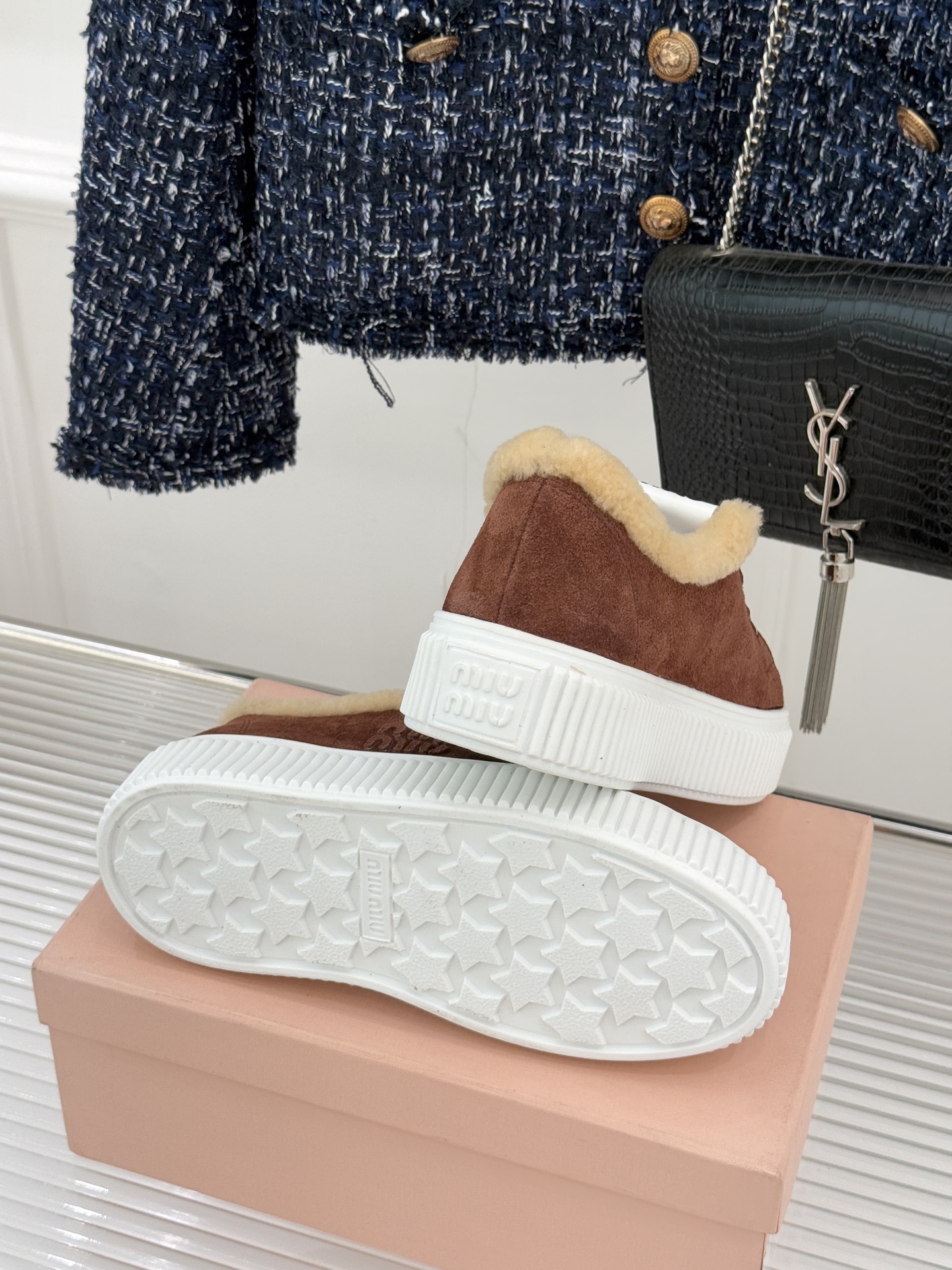 Miu Miu/缪缪25WF新品羊毛休闲厚底饼干鞋 当羊毛的暖糯邂逅饼干鞋的复古基因这双饼干鞋鞋便成了甜