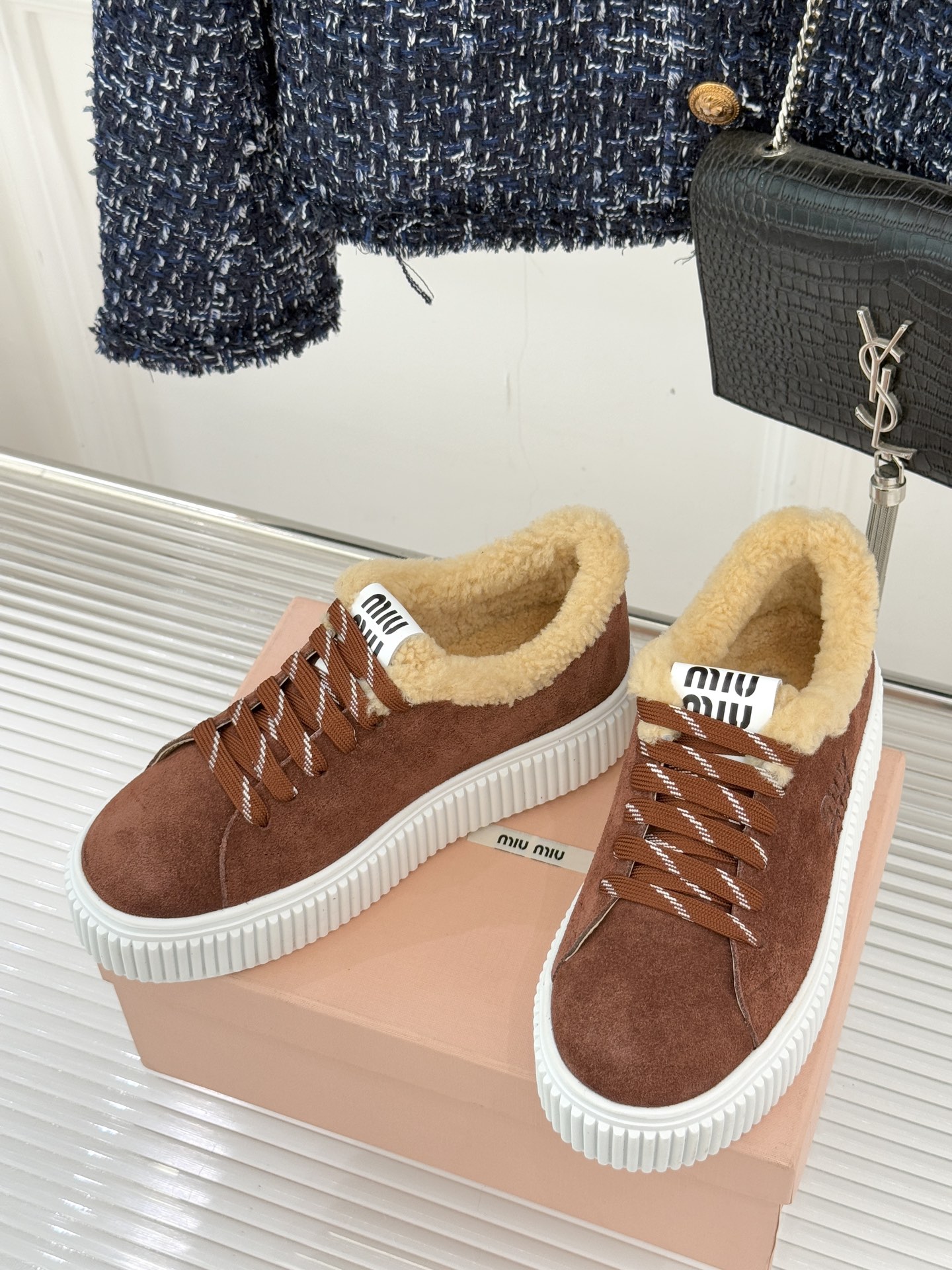 Miu Miu/缪缪25WF新品羊毛休闲厚底饼干鞋 当羊毛的暖糯邂逅饼干鞋的复古基因这双饼干鞋鞋便成了甜