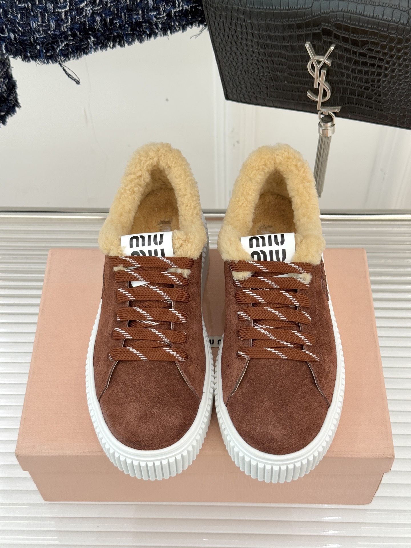 Miu Miu/缪缪25WF新品羊毛休闲厚底饼干鞋 当羊毛的暖糯邂逅饼干鞋的复古基因这双饼干鞋鞋便成了甜