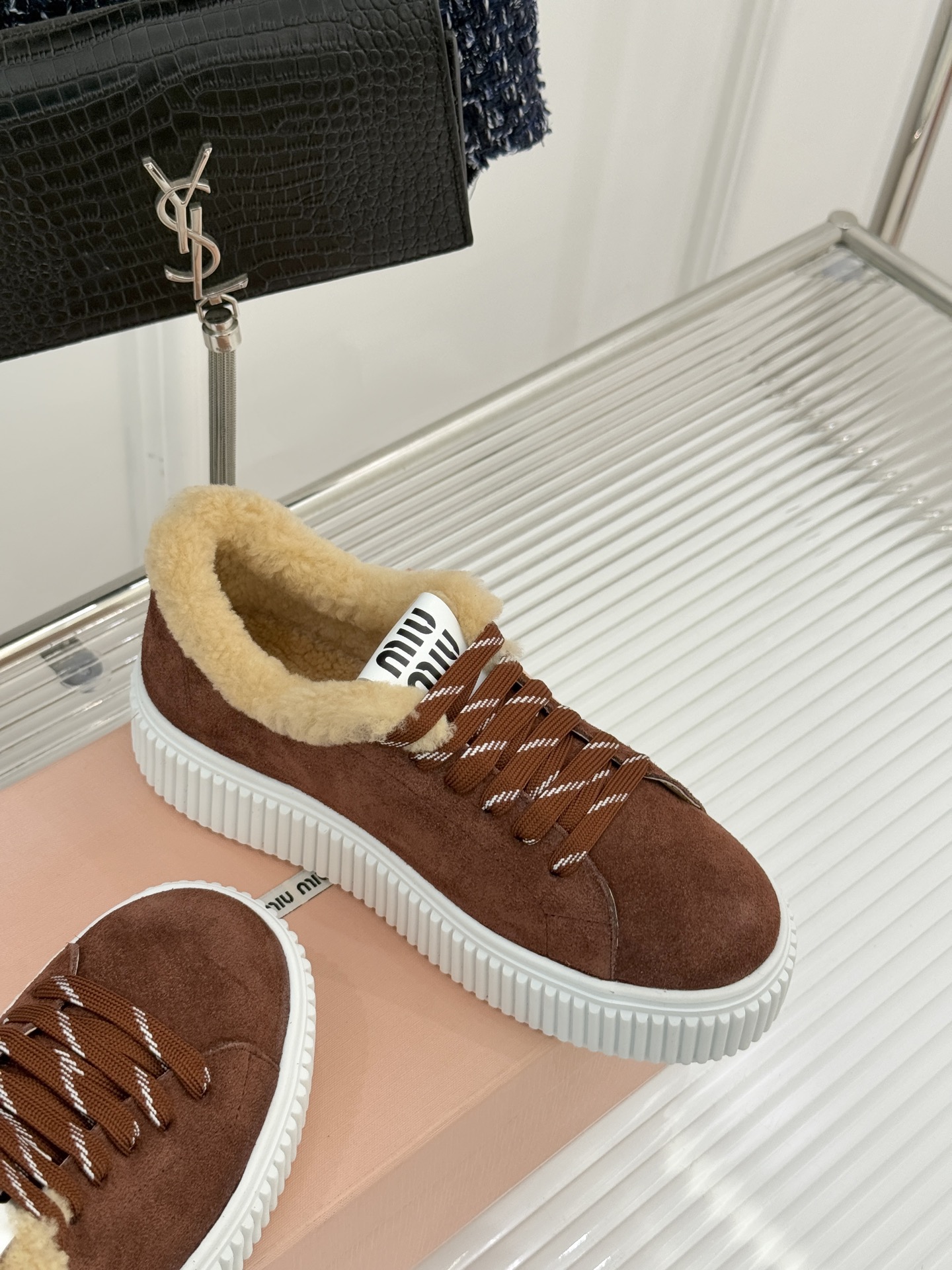 Miu Miu/缪缪25WF新品羊毛休闲厚底饼干鞋 当羊毛的暖糯邂逅饼干鞋的复古基因这双饼干鞋鞋便成了甜