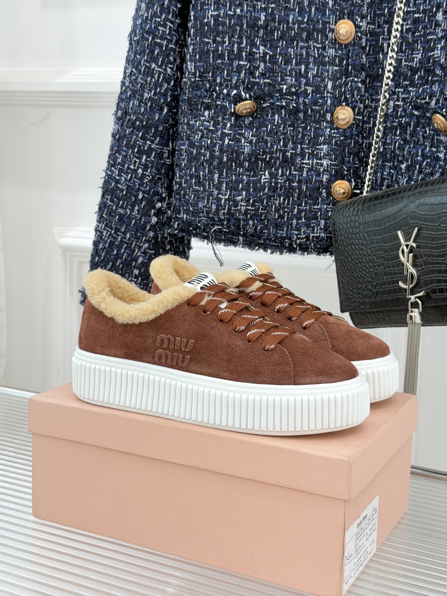 Miu Miu/缪缪25WF新品羊毛休闲厚底饼干鞋 当羊毛的暖糯邂逅饼干鞋的复古基因这双饼干鞋鞋便成了甜