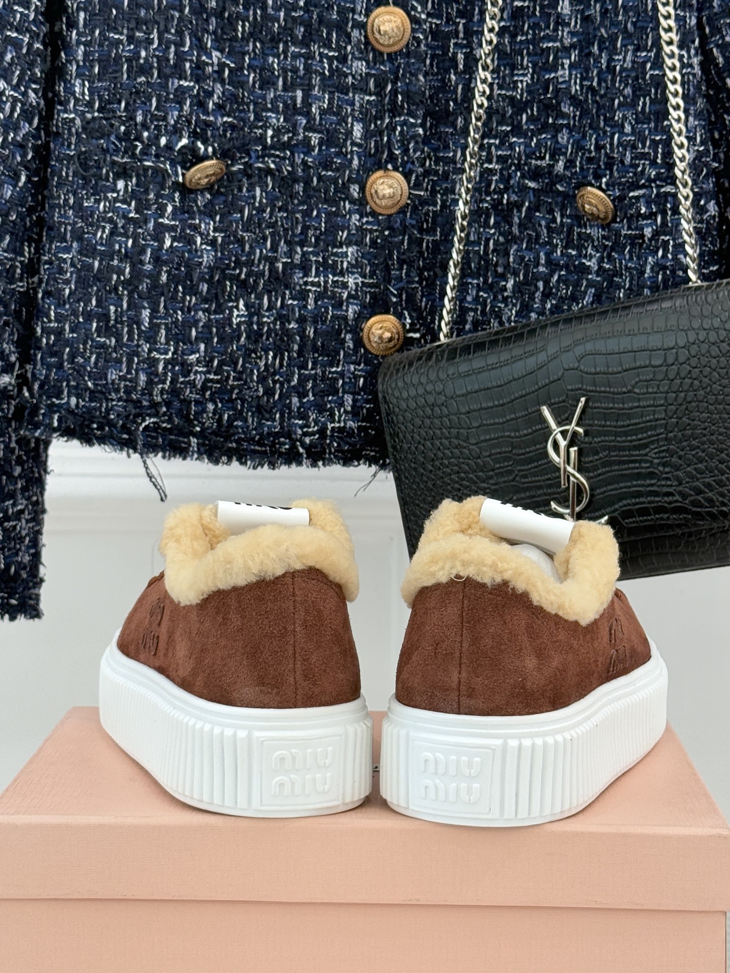 Miu Miu/缪缪25WF新品羊毛休闲厚底饼干鞋 当羊毛的暖糯邂逅饼干鞋的复古基因这双饼干鞋鞋便成了甜