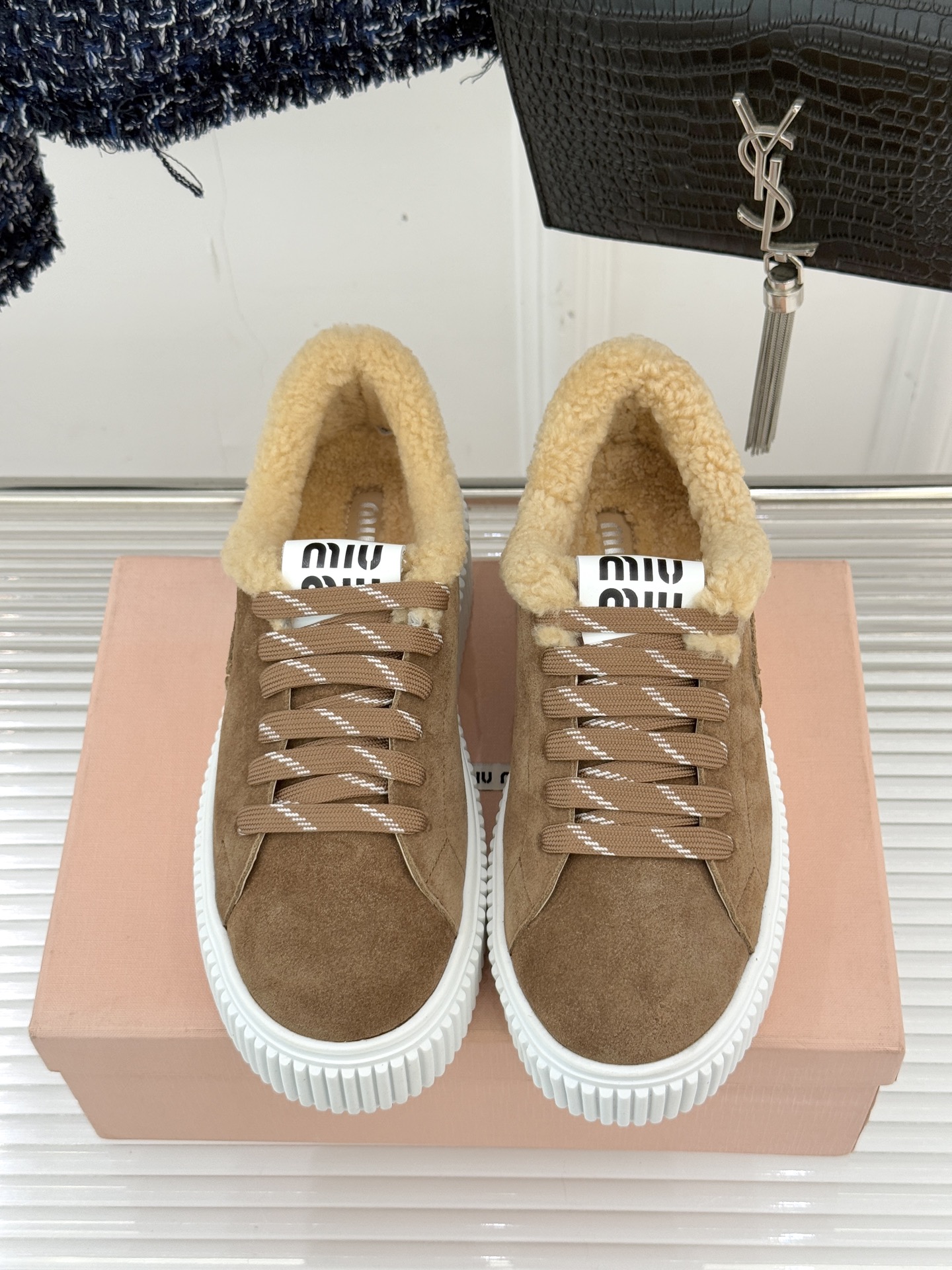 Miu Miu/缪缪25WF新品羊毛休闲厚底饼干鞋 当羊毛的暖糯邂逅饼干鞋的复古基因这双饼干鞋鞋便成了甜