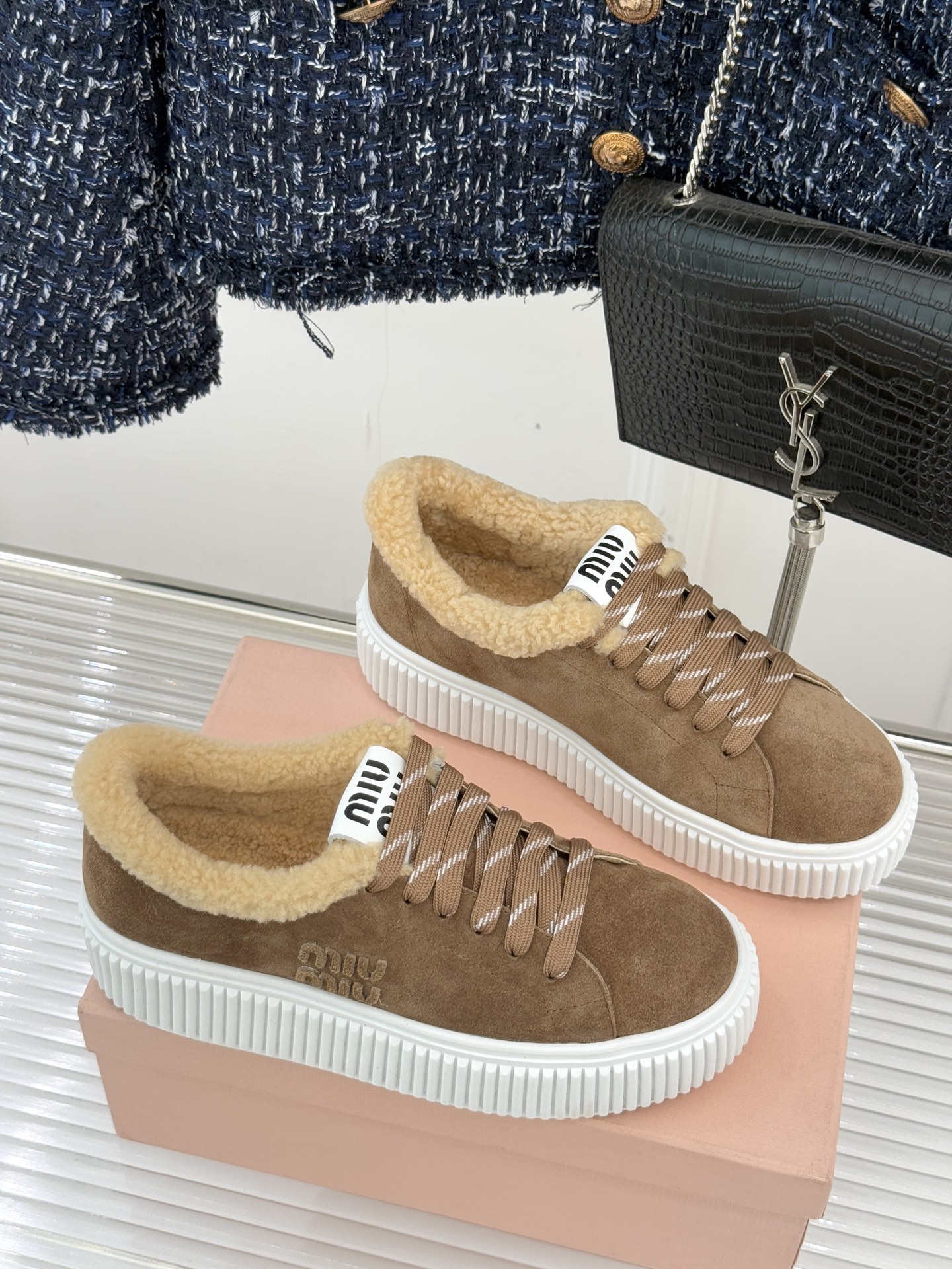 Miu Miu/缪缪25WF新品羊毛休闲厚底饼干鞋 当羊毛的暖糯邂逅饼干鞋的复古基因这双饼干鞋鞋便成了甜