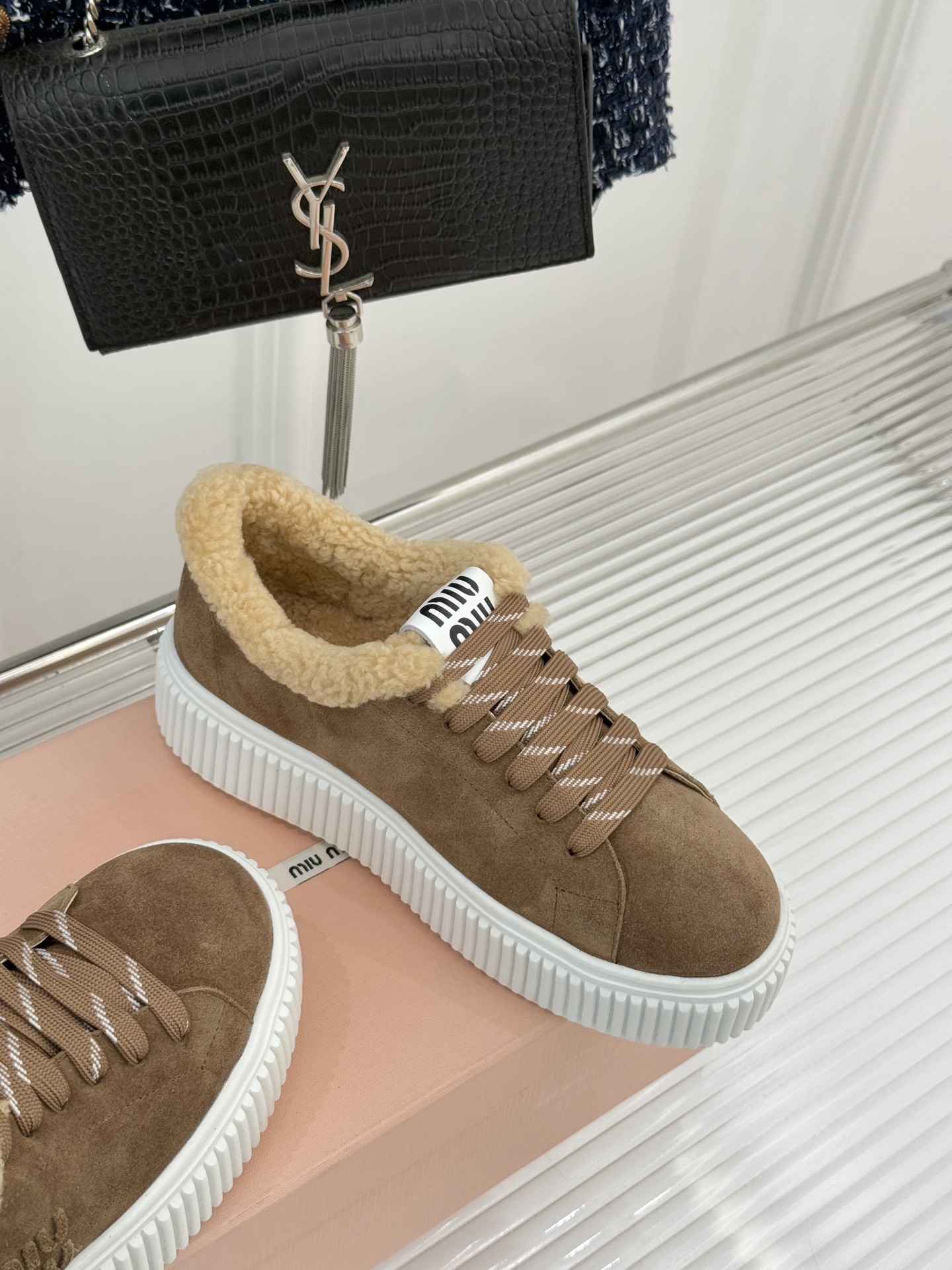 Miu Miu/缪缪25WF新品羊毛休闲厚底饼干鞋 当羊毛的暖糯邂逅饼干鞋的复古基因这双饼干鞋鞋便成了甜