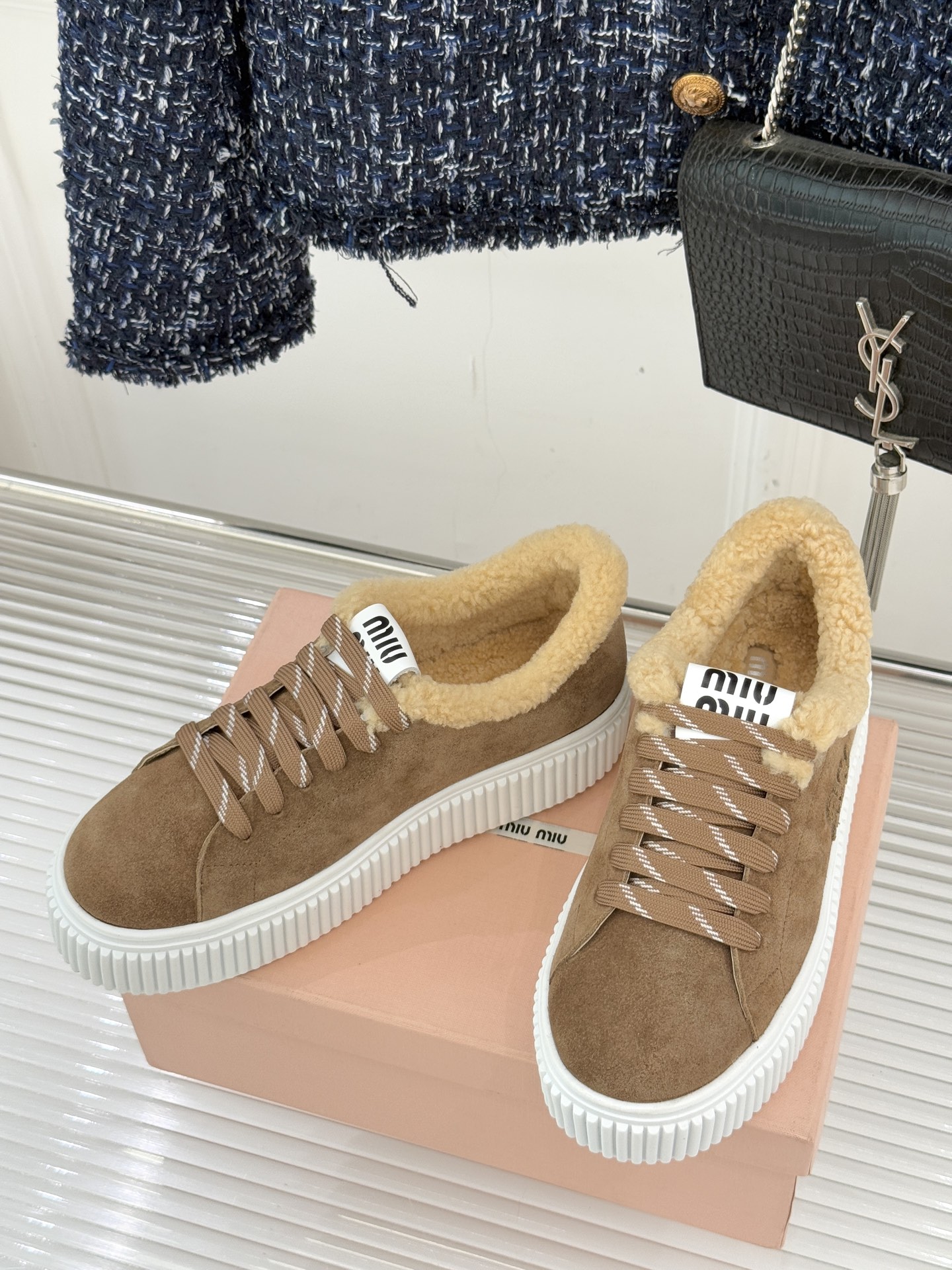 Miu Miu/缪缪25WF新品羊毛休闲厚底饼干鞋 当羊毛的暖糯邂逅饼干鞋的复古基因这双饼干鞋鞋便成了甜