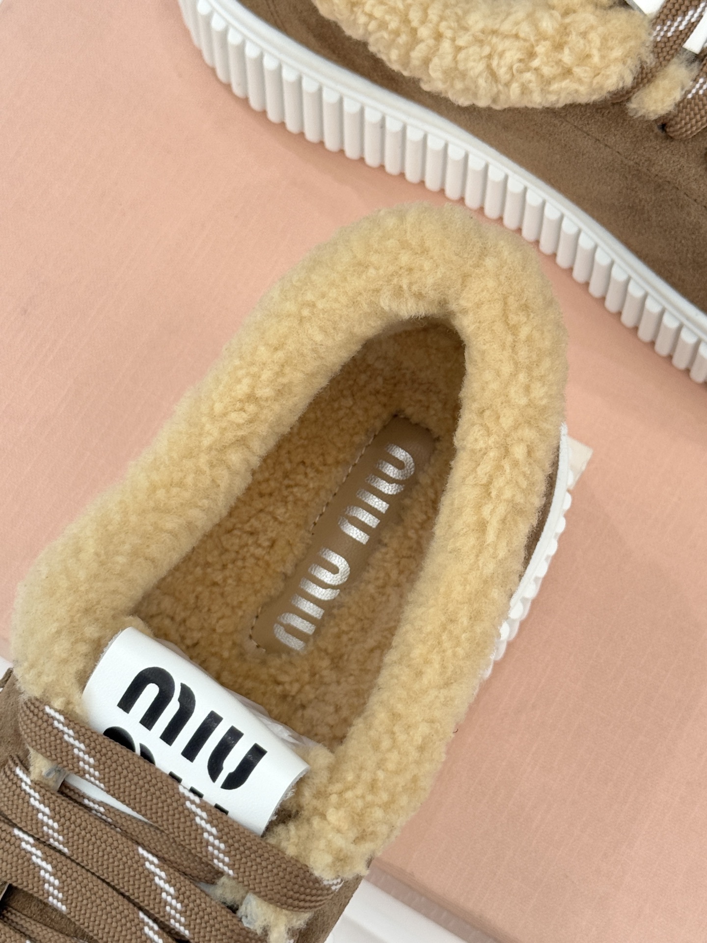 Miu Miu/缪缪25WF新品羊毛休闲厚底饼干鞋 当羊毛的暖糯邂逅饼干鞋的复古基因这双饼干鞋鞋便成了甜