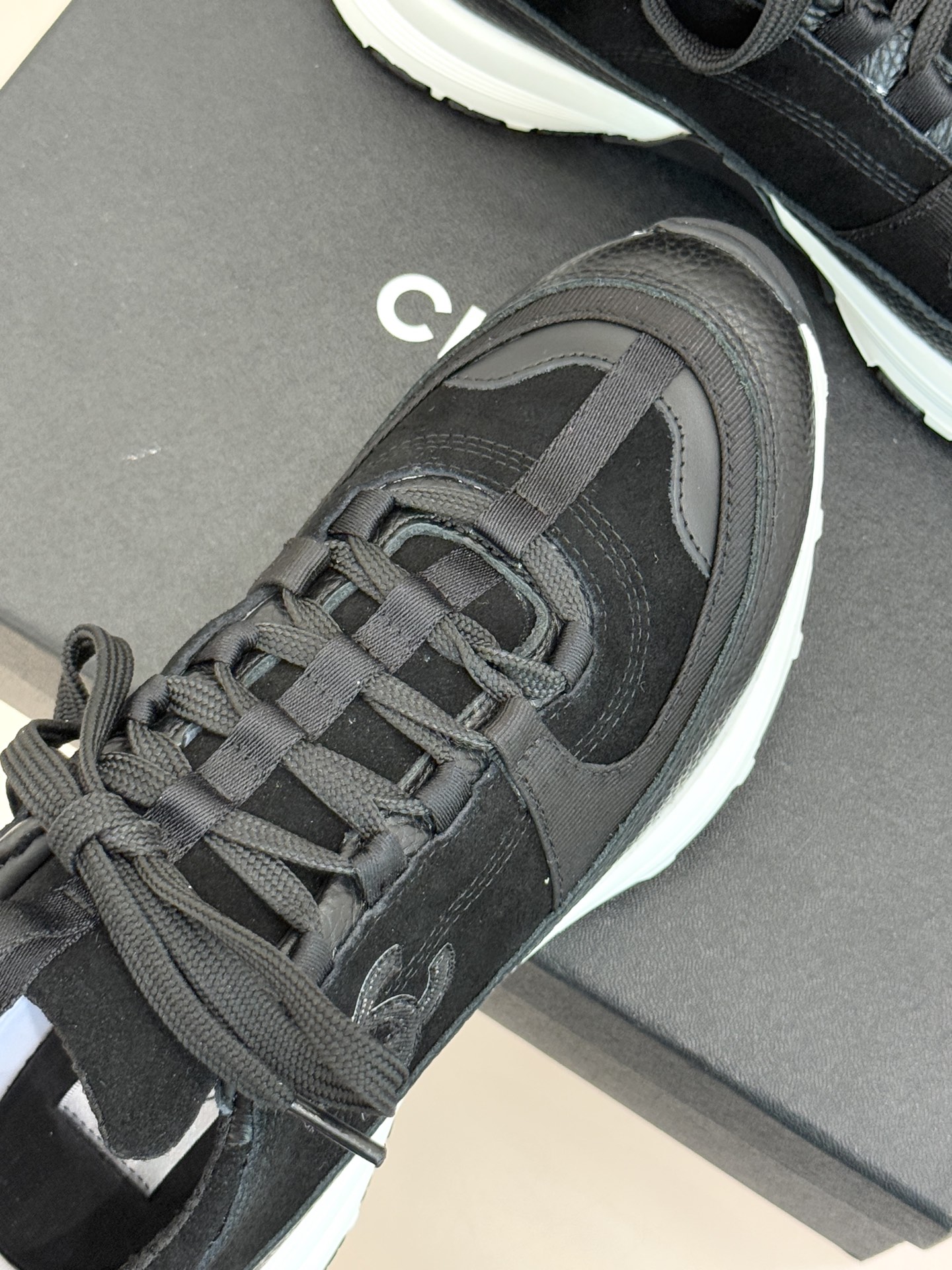 CHANE* ｜小香25A新品运动鞋时尚圈又双叒被香奈儿拿捏住了！就成了各路时髦精的心头好标志性的双C标