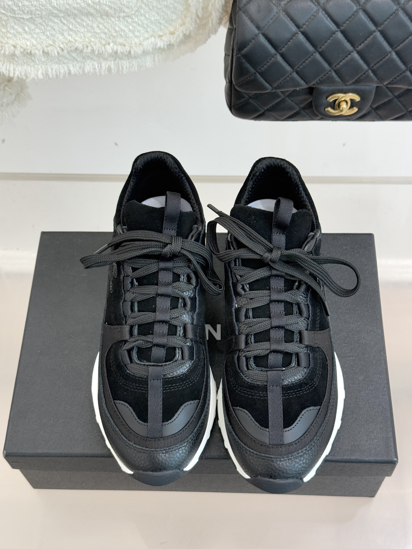 CHANE* ｜小香25A新品运动鞋时尚圈又双叒被香奈儿拿捏住了！就成了各路时髦精的心头好标志性的双C标