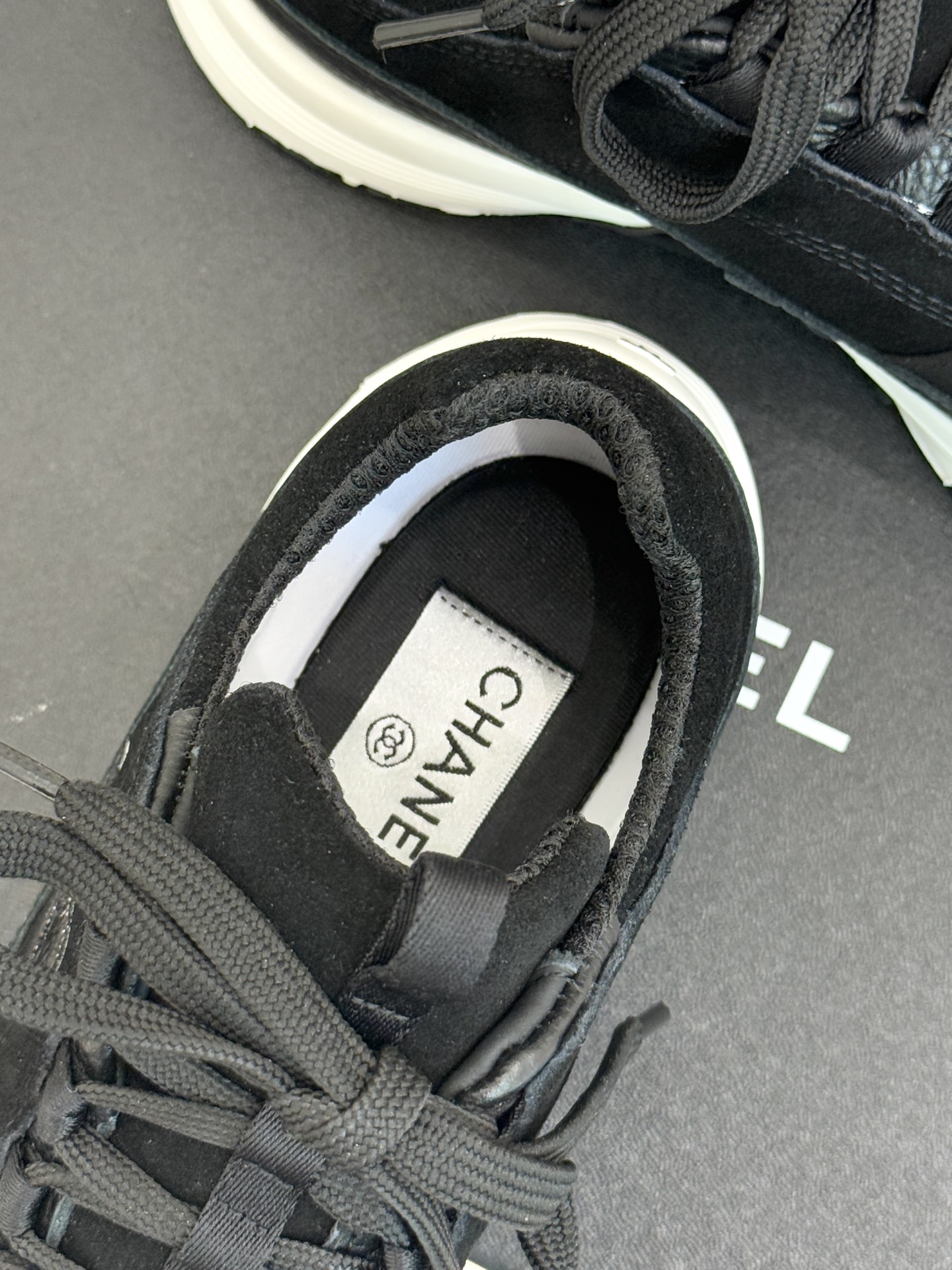 CHANE* ｜小香25A新品运动鞋时尚圈又双叒被香奈儿拿捏住了！就成了各路时髦精的心头好标志性的双C标