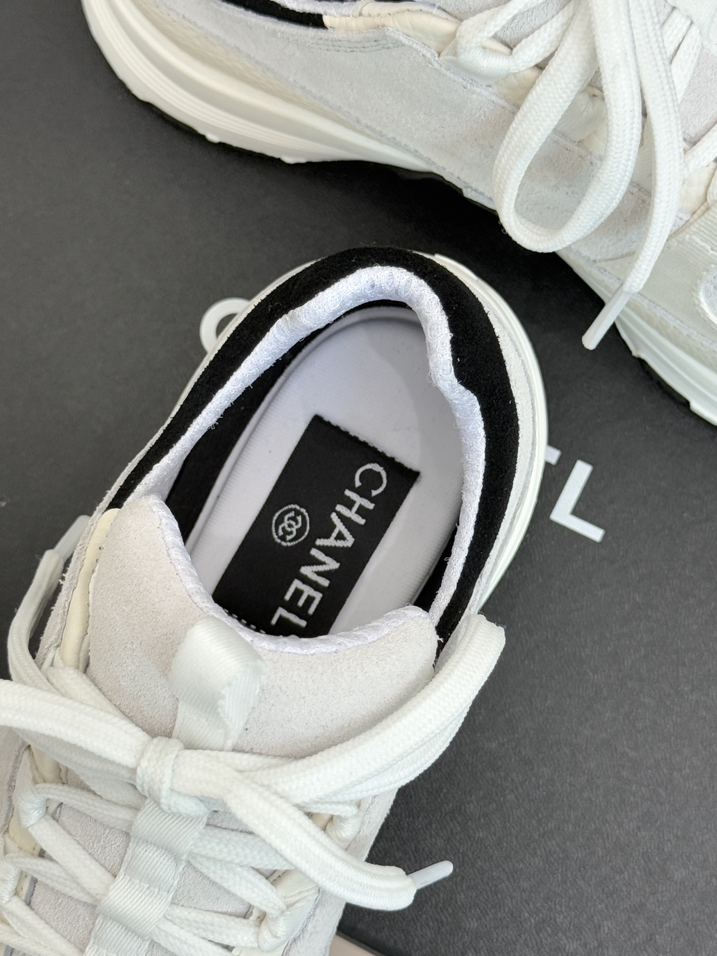 CHANE* ｜小香25A新品运动鞋时尚圈又双叒被香奈儿拿捏住了！就成了各路时髦精的心头好标志性的双C标