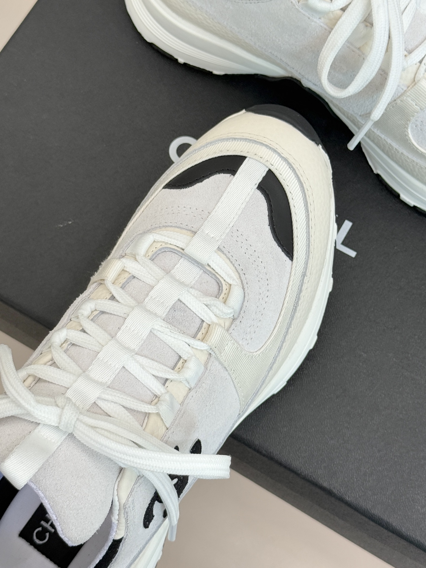 CHANE* ｜小香25A新品运动鞋时尚圈又双叒被香奈儿拿捏住了！就成了各路时髦精的心头好标志性的双C标