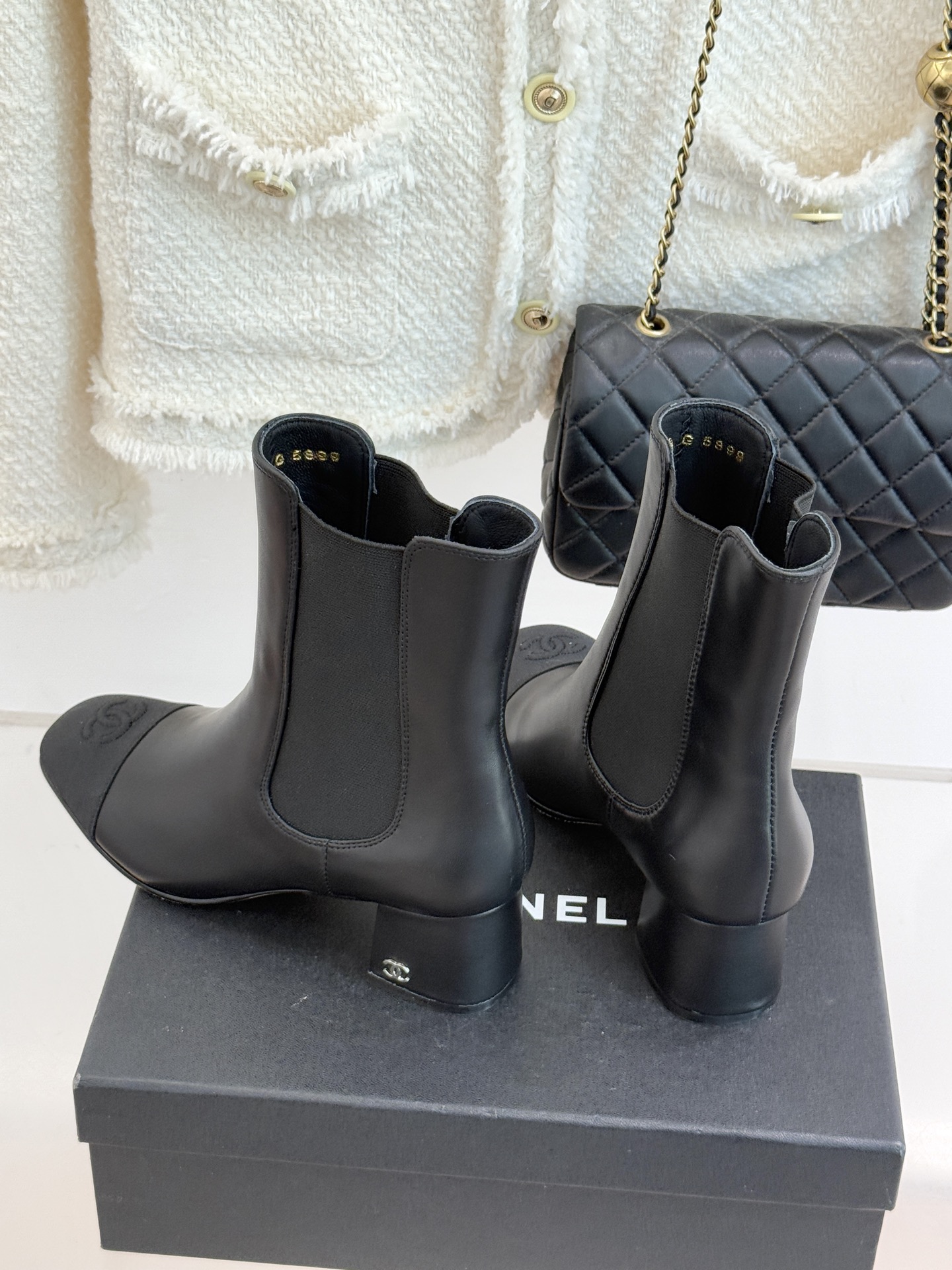 CHANE*｜小香经典双C拼色切尔西粗跟短靴当切尔西靴的利落基因邂逅小香的优雅密码这双拼色粗跟短靴便成了