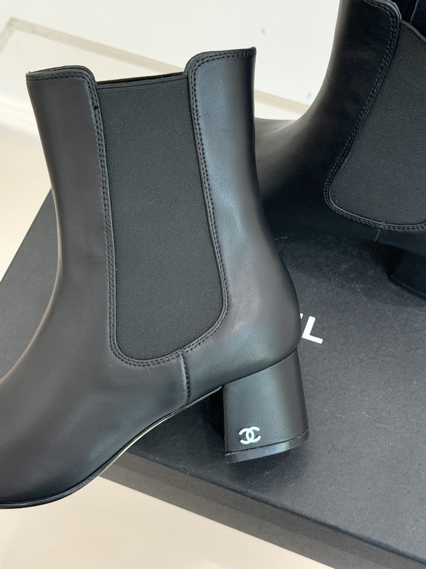 CHANE*｜小香经典双C拼色切尔西粗跟短靴当切尔西靴的利落基因邂逅小香的优雅密码这双拼色粗跟短靴便成了