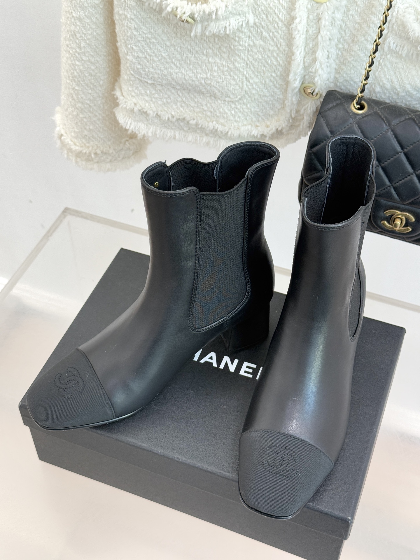 CHANE*｜小香经典双C拼色切尔西粗跟短靴当切尔西靴的利落基因邂逅小香的优雅密码这双拼色粗跟短靴便成了