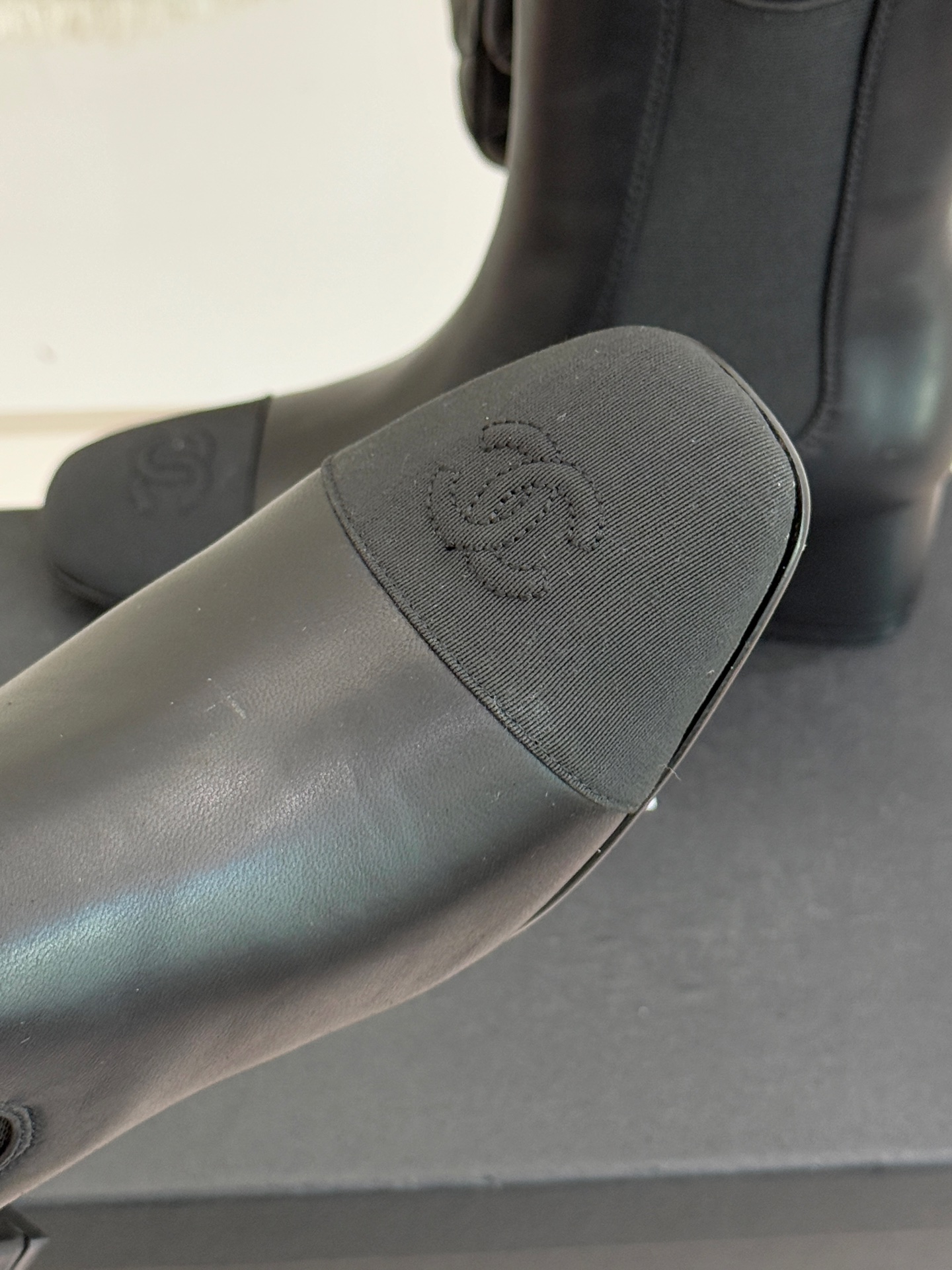 CHANE*｜小香经典双C拼色切尔西粗跟短靴当切尔西靴的利落基因邂逅小香的优雅密码这双拼色粗跟短靴便成了