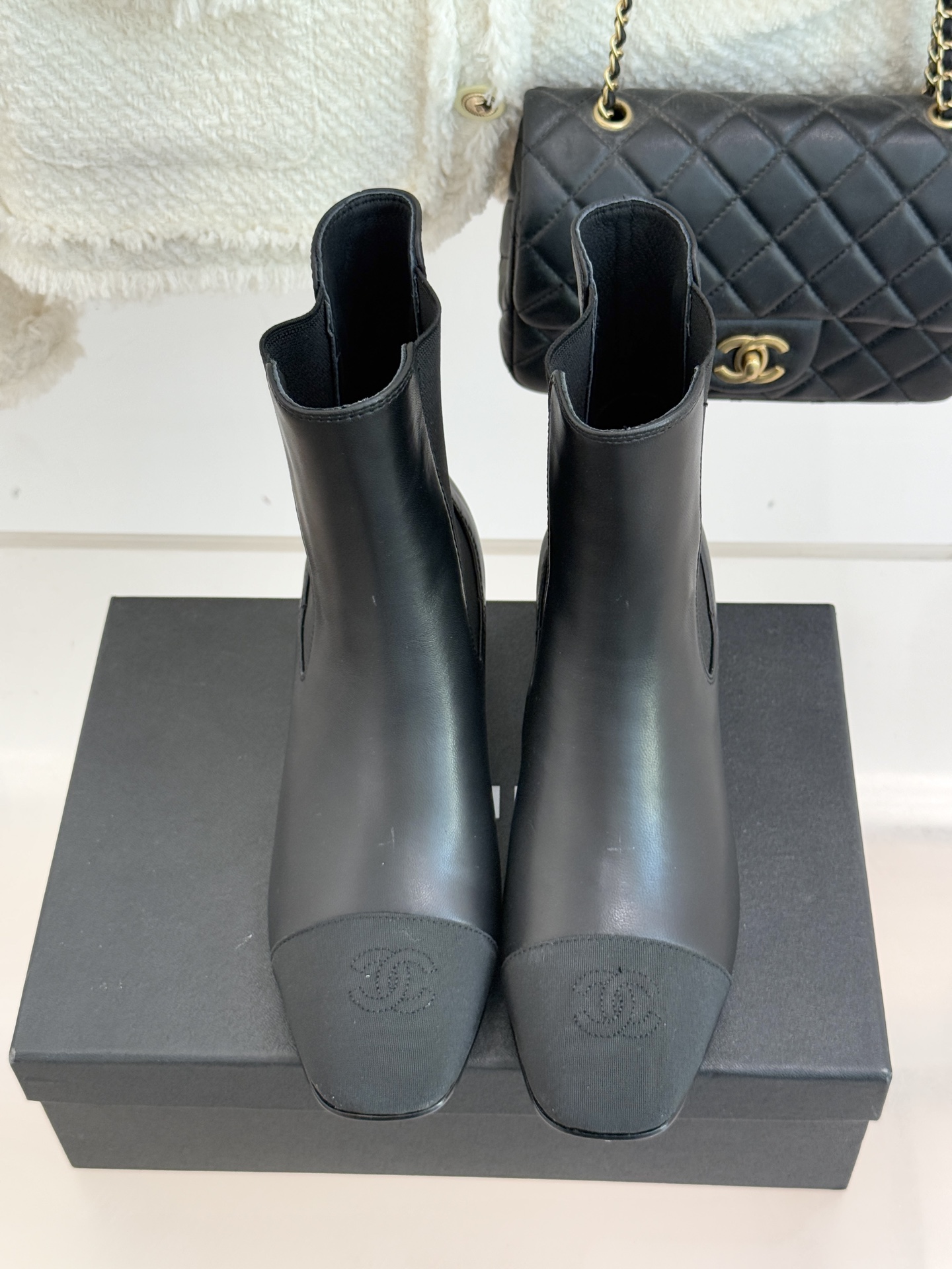 CHANE*｜小香经典双C拼色切尔西粗跟短靴当切尔西靴的利落基因邂逅小香的优雅密码这双拼色粗跟短靴便成了