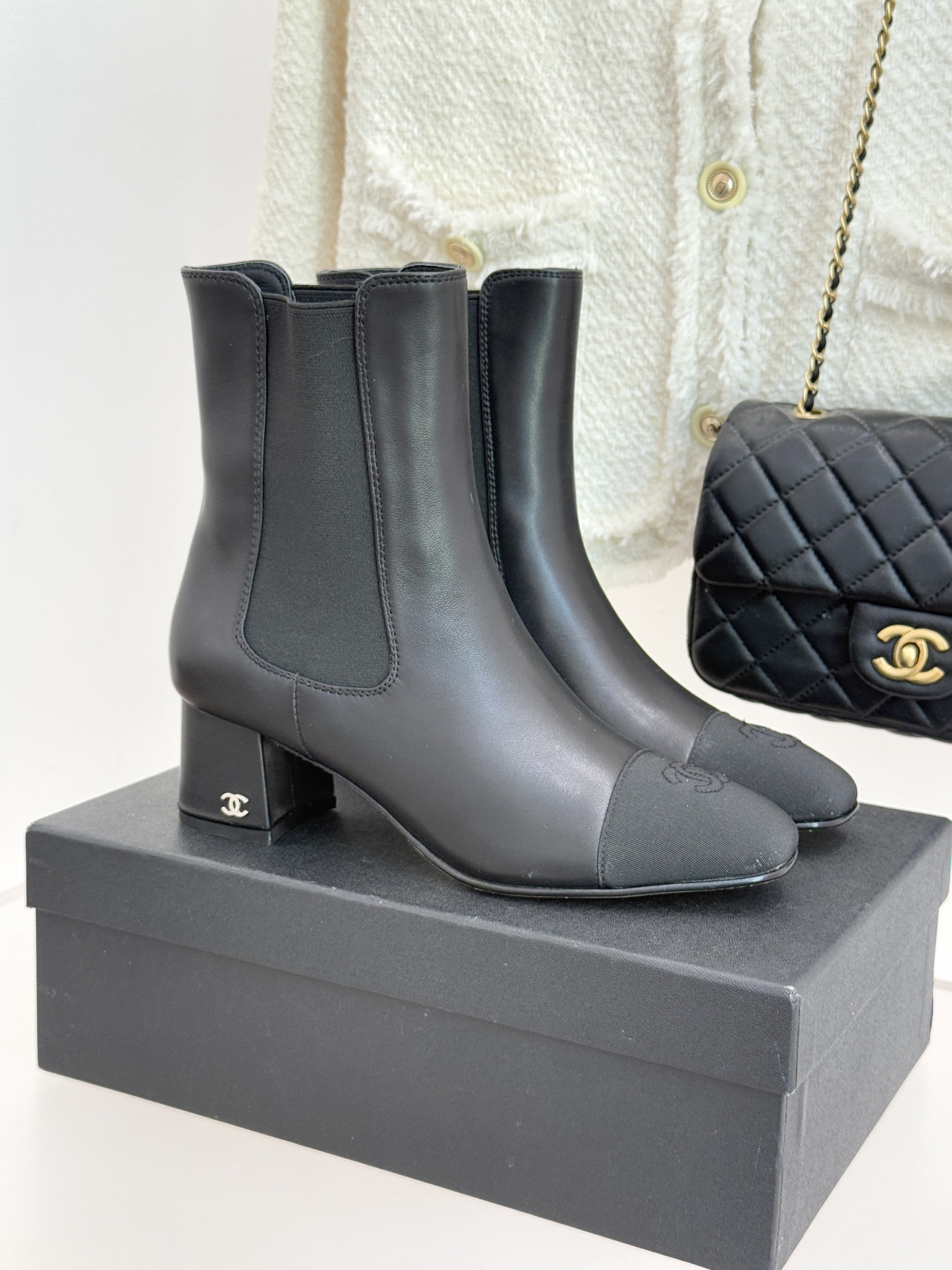 CHANE*｜小香经典双C拼色切尔西粗跟短靴当切尔西靴的利落基因邂逅小香的优雅密码这双拼色粗跟短靴便成了