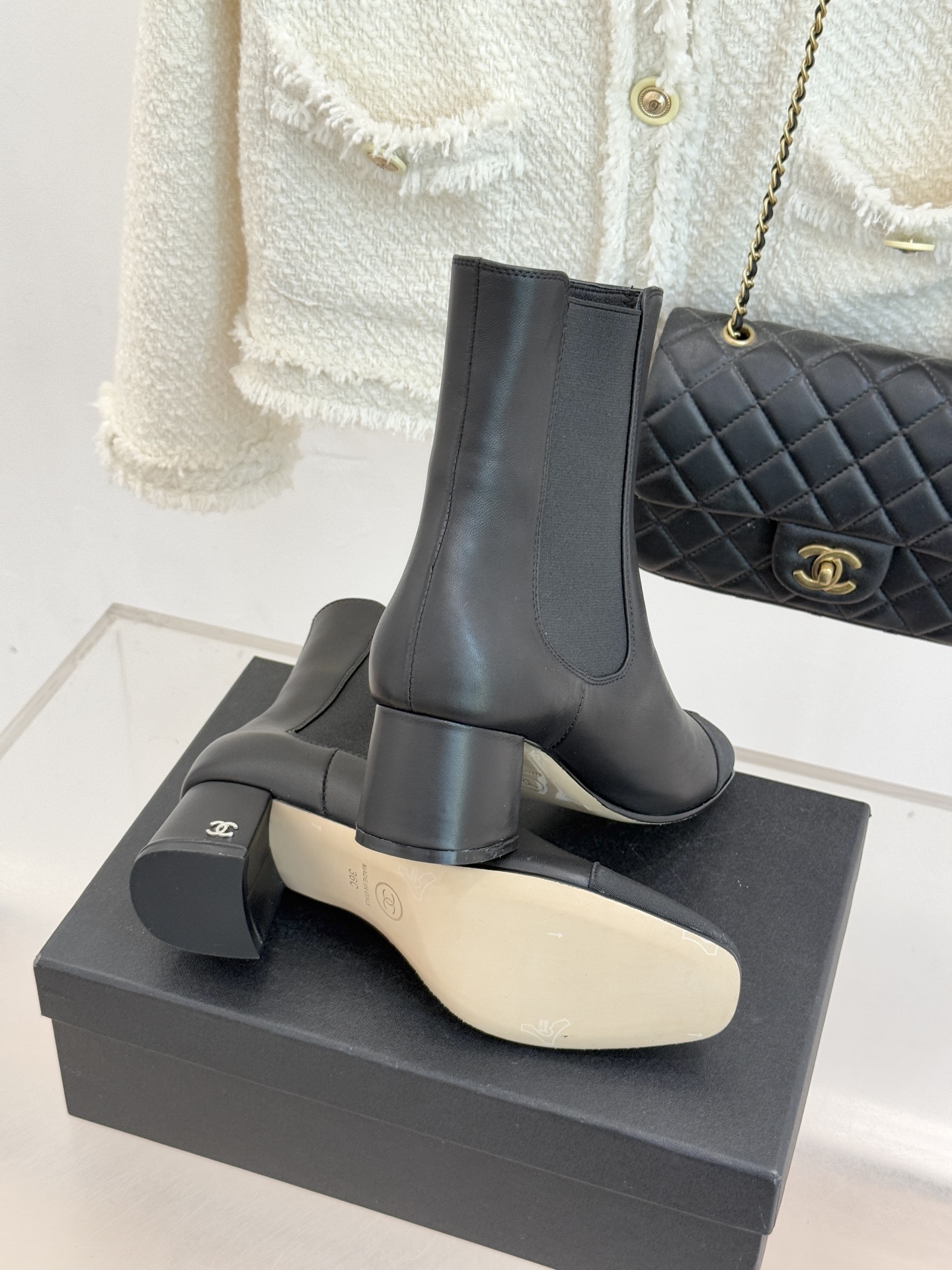 CHANE*｜小香经典双C拼色切尔西粗跟短靴当切尔西靴的利落基因邂逅小香的优雅密码这双拼色粗跟短靴便成了