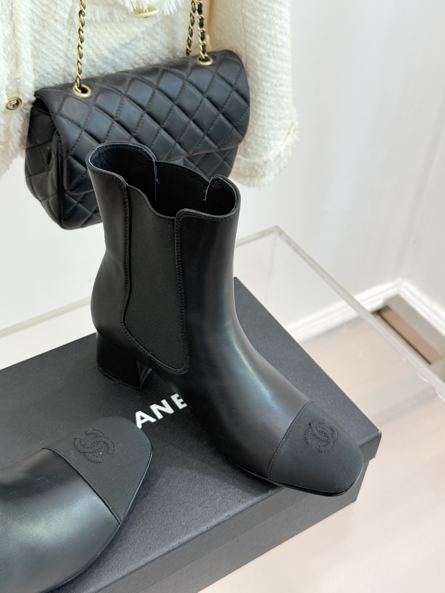 CHANE*｜小香经典双C拼色切尔西粗跟短靴当切尔西靴的利落基因邂逅小香的优雅密码这双拼色粗跟短靴便成了