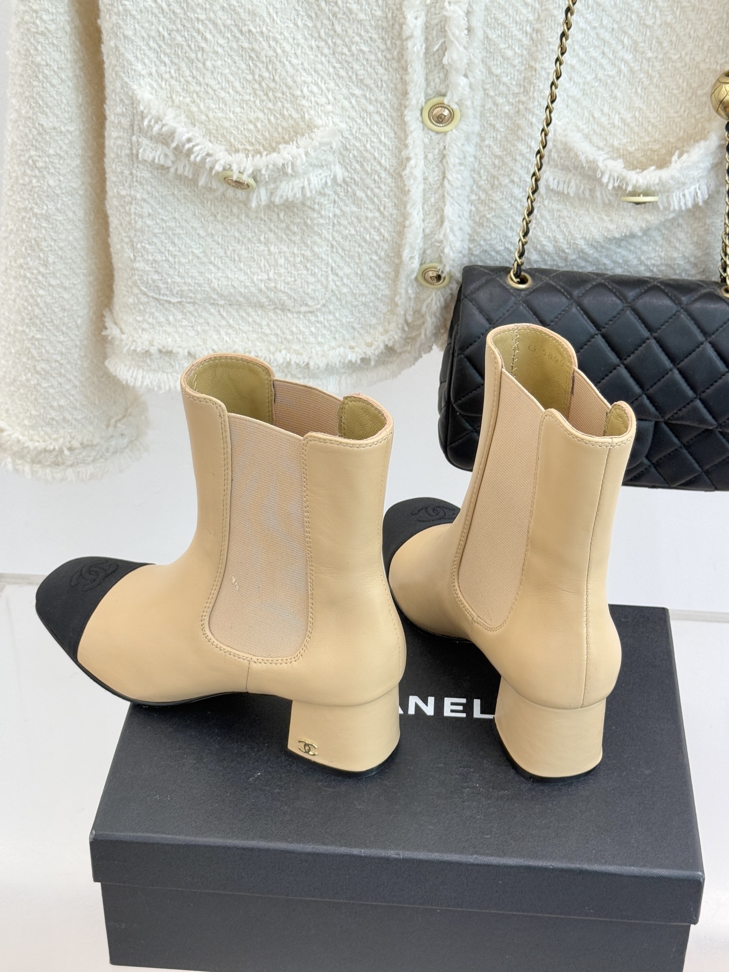 CHANE*｜小香经典双C拼色切尔西粗跟短靴当切尔西靴的利落基因邂逅小香的优雅密码这双拼色粗跟短靴便成了